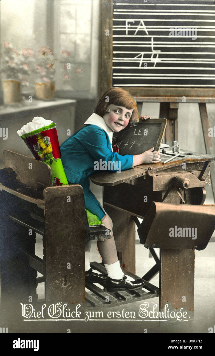 Istruzione, scuola, iscrizione, ragazza con il cono scolastico, Germania, circa 1927, diritti aggiuntivi-clearences-non disponibile Foto Stock