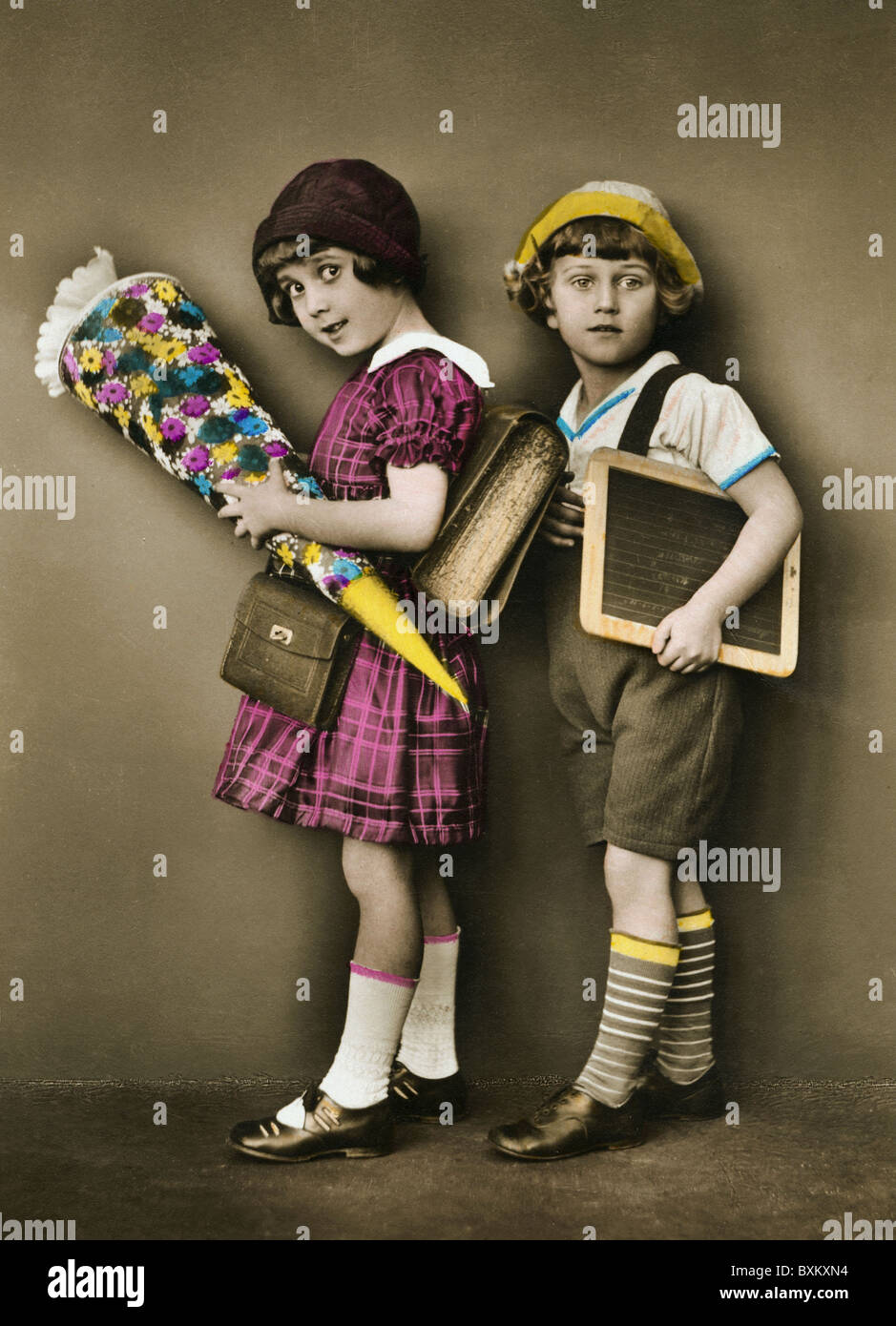Istruzione, scuola, iscrizione, ragazza con cono scolastico, ragazzo con tavoletta da scrittura, Germania, circa 1927, diritti aggiuntivi-clearences-non disponibile Foto Stock