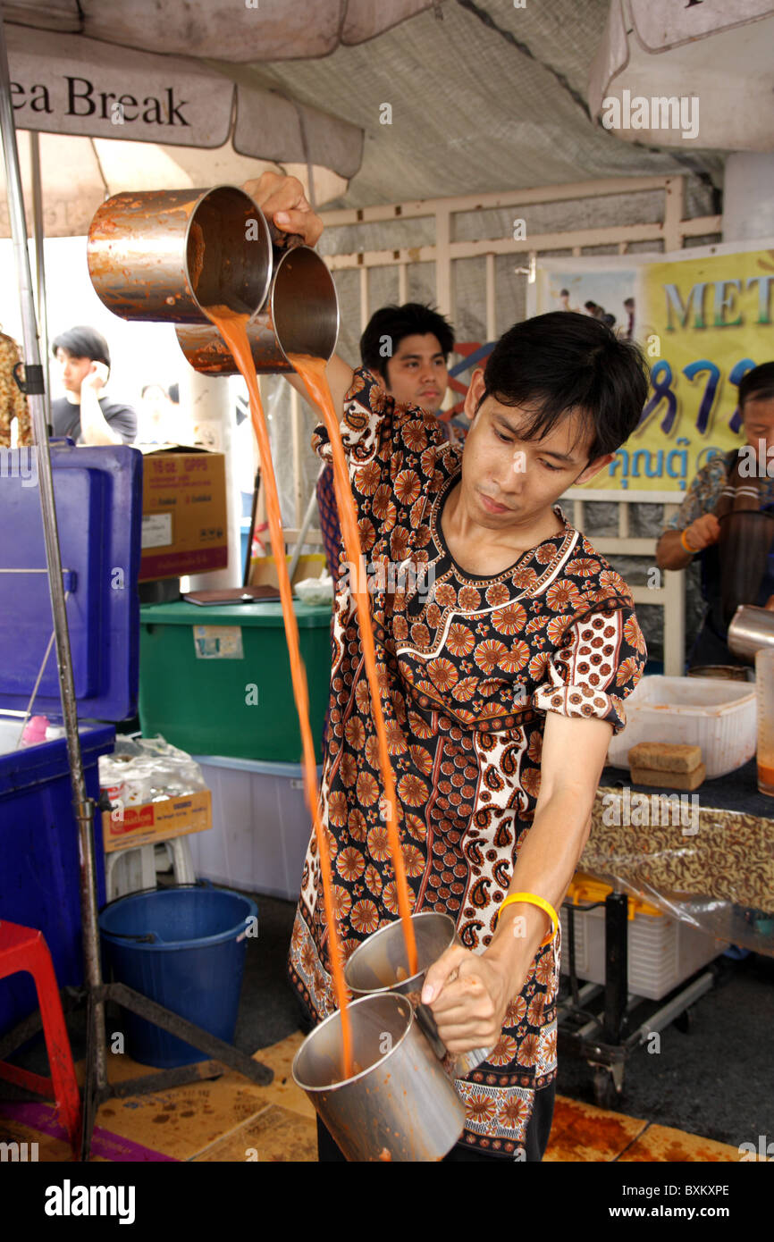 Fornitore di miscelazione con spezie Thai tè freddo Foto Stock