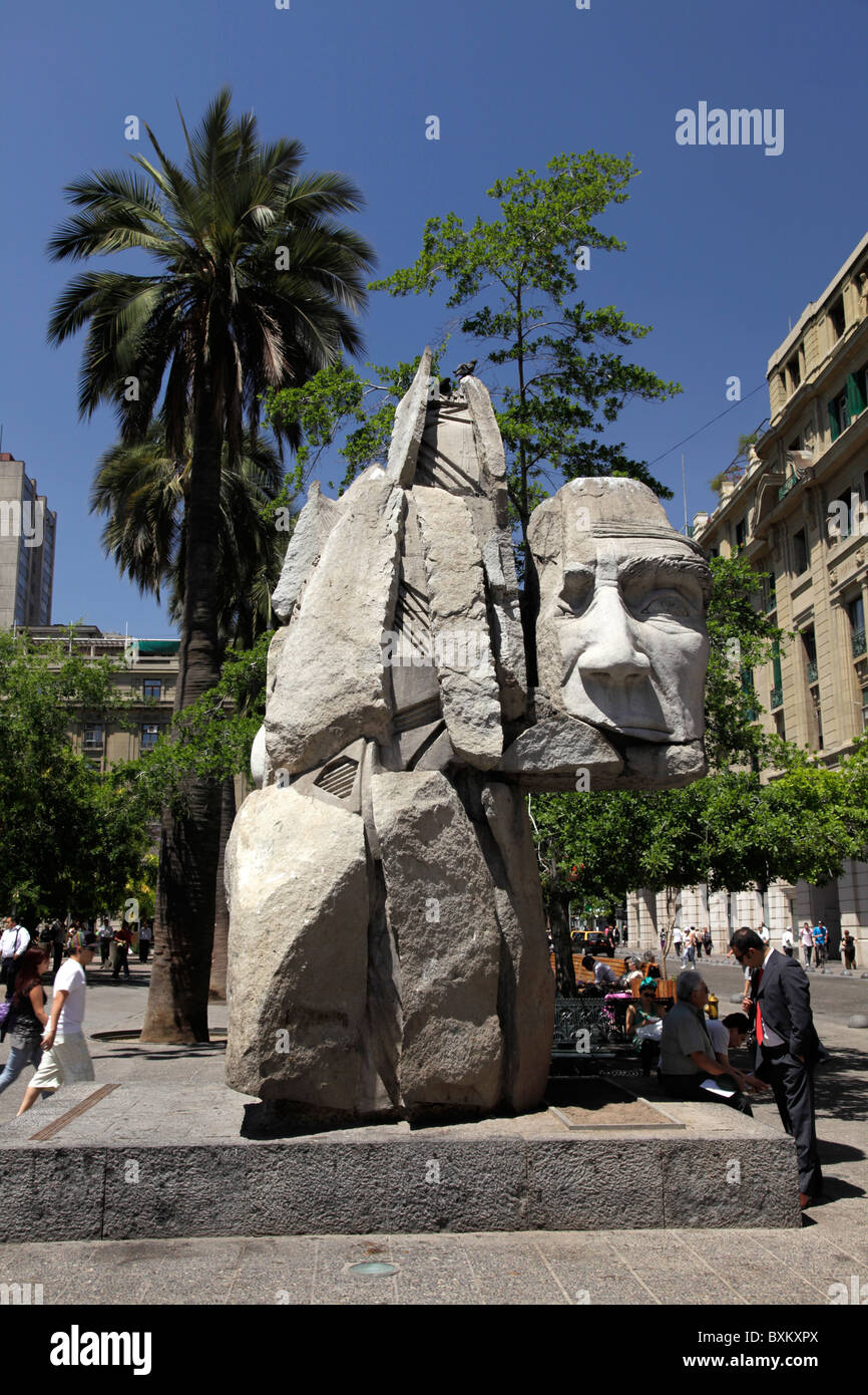Moderna statua, Plaza de Armas, Santiago del Cile, America del Sud. Foto Stock