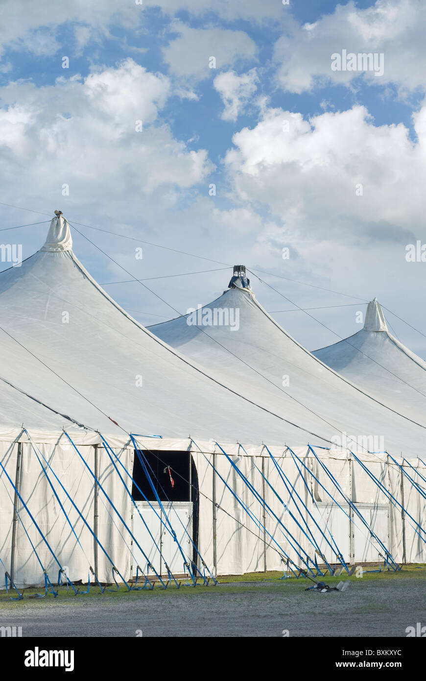 Tendoni da circo su una fiera con Cumulus nubi Foto Stock