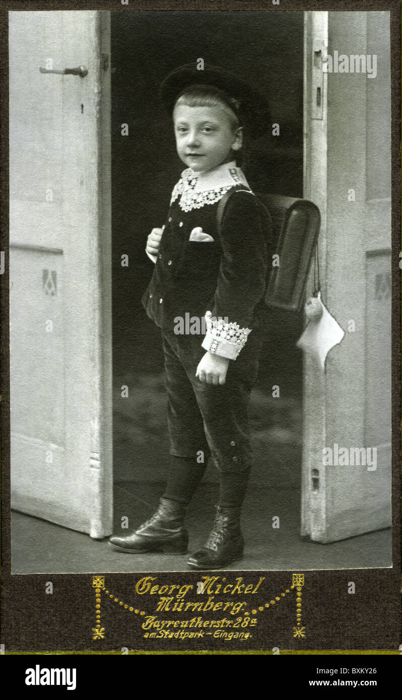 Istruzione, scuola, scolaro con borsa a mano, foto di Georg Nickel, Norimberga, Germania, 1907, diritti aggiuntivi-clearences-non disponibile Foto Stock