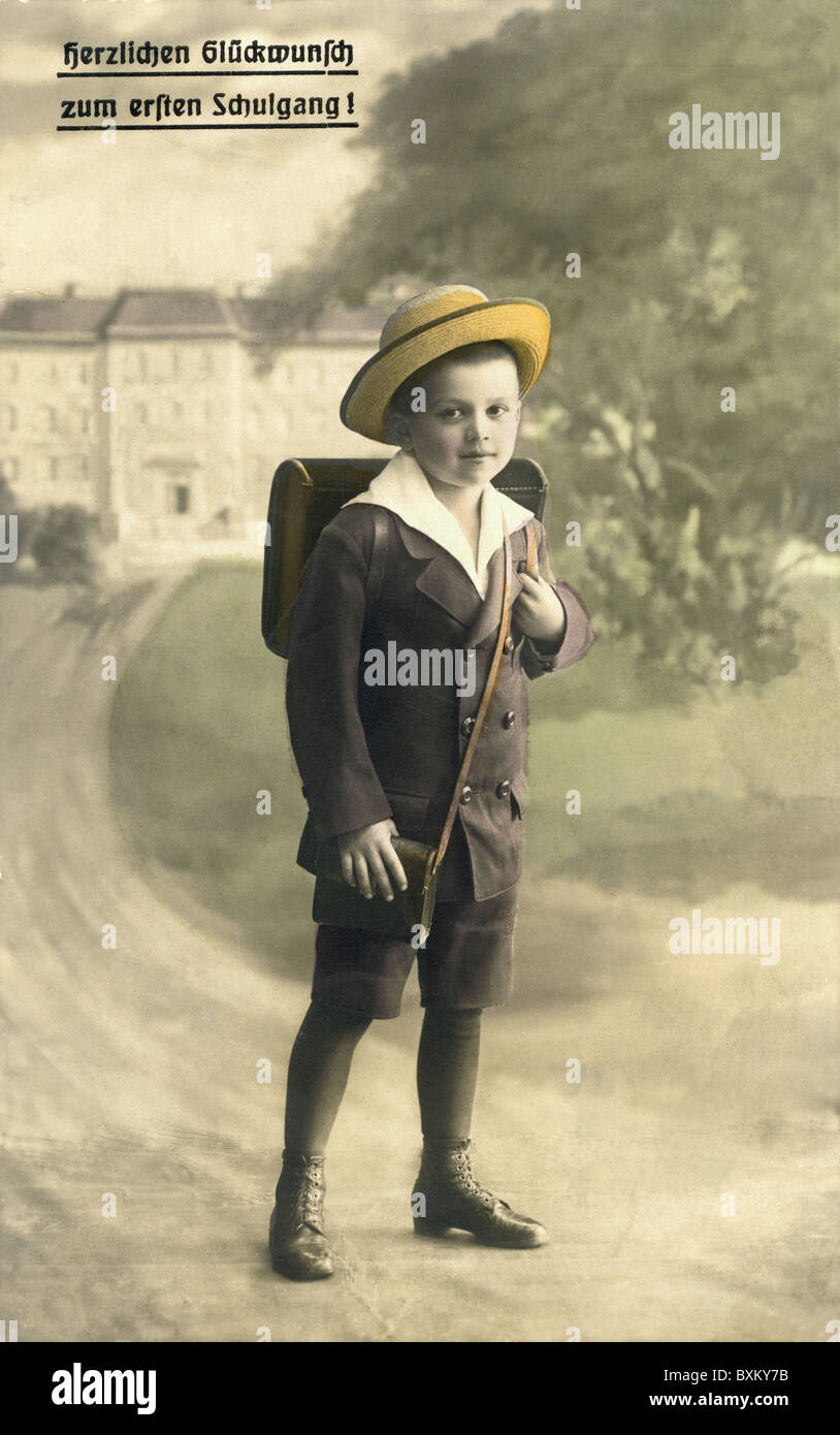 Istruzione, Germania, circa 1917, scolaro sulla strada per la scuola, cartolina, 'Congratulazioni sul vostro primo giorno a scuola', cartolina, diritti aggiuntivi-clearences-non disponibile Foto Stock