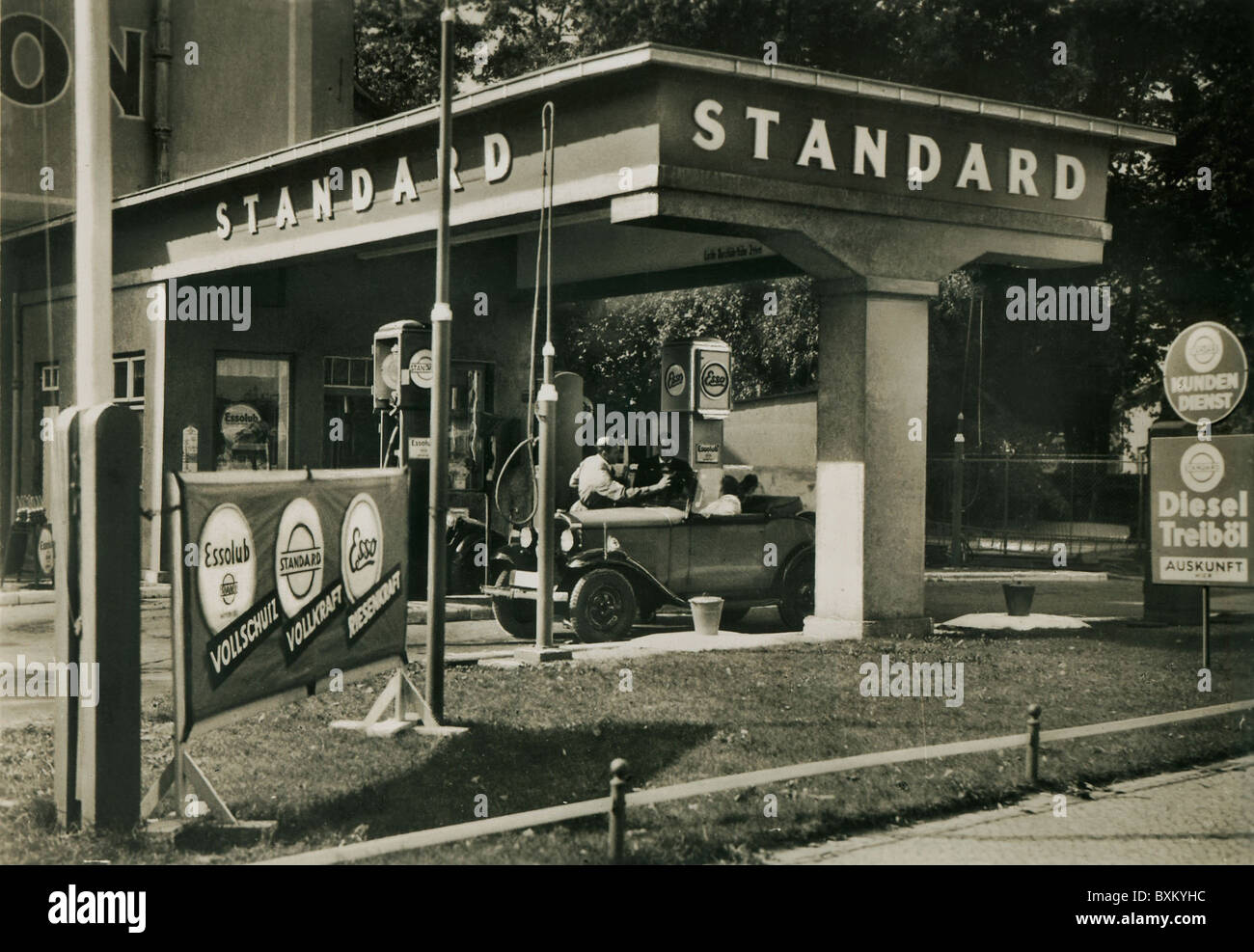 Trasporti / trasporto, auto, distributore di benzina, distributore esso, Sonnenallee, Berlino, Germania, circa 1935, diritti aggiuntivi-clearences-non disponibile Foto Stock