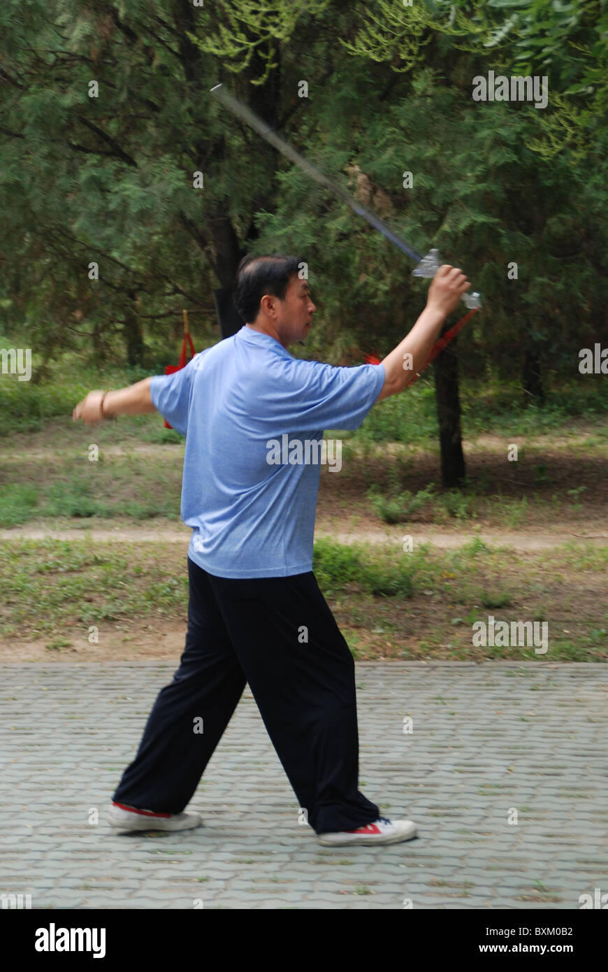 Ballo di spada, Tempio del Paradiso Park, all'aperto, Pechino, Cina Foto Stock