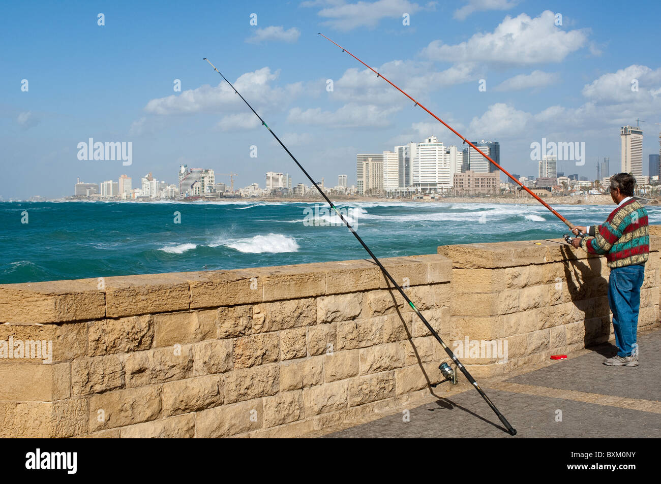 Israele, Tel Aviv.pesca lungo le pareti del mare nel centro di Tel Aviv skyline . Foto Stock