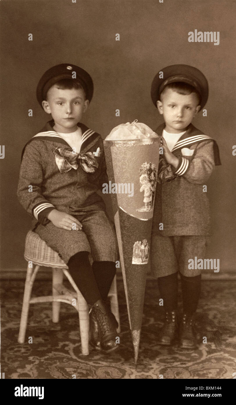 Istruzione, scuola, iscrizione, ragazzi con School Cone, Germania, circa 1929, diritti aggiuntivi-clearences-non disponibile Foto Stock