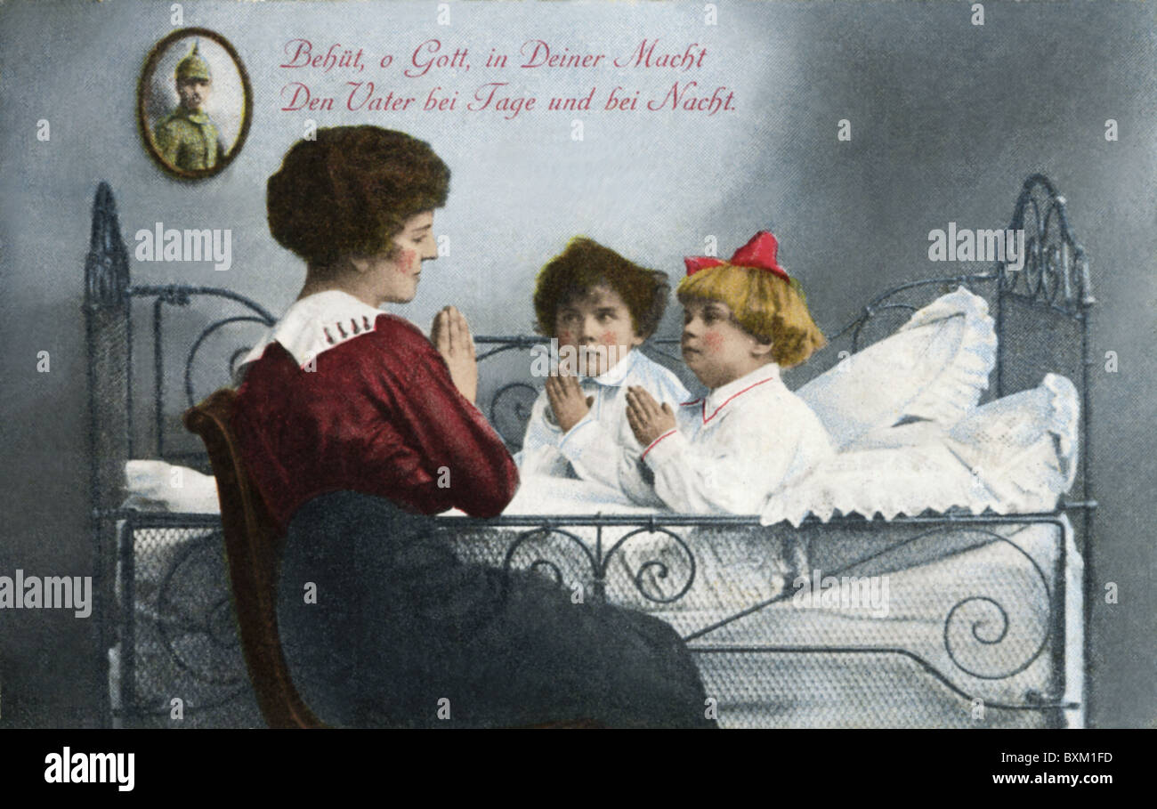 Persone, famiglia, madre che pregano con i suoi figli per suo marito al fronte, Germania, circa 1916, diritti aggiuntivi-clearences-non disponibile Foto Stock