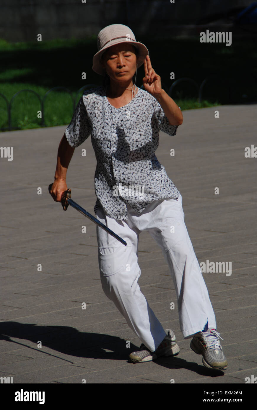 Ballo di spada, Lady, Outdoor, Tempio del Paradiso Park, Pechino, Cina Foto Stock