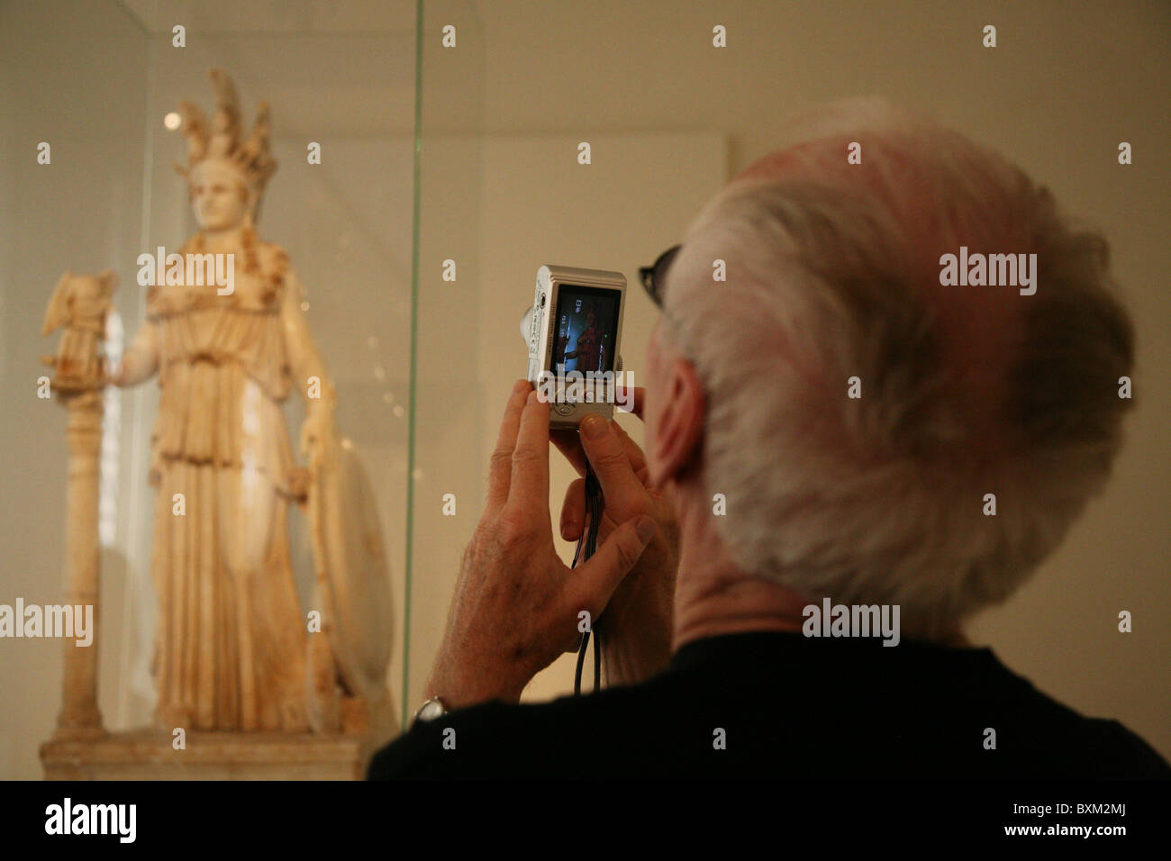 Statuetta di Atena Parthenos nel Museo Archeologico Nazionale di Atene, Grecia. Foto Stock