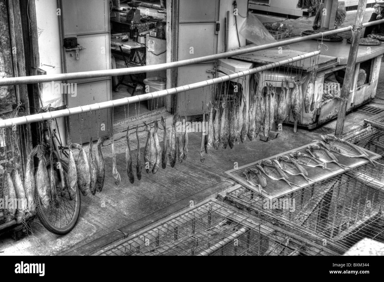 Tai O, l'Isola di Lantau, Hong Kong, Cina, Asia. Pesce pescato essiccazione al sole pronti per la vendita Foto Stock