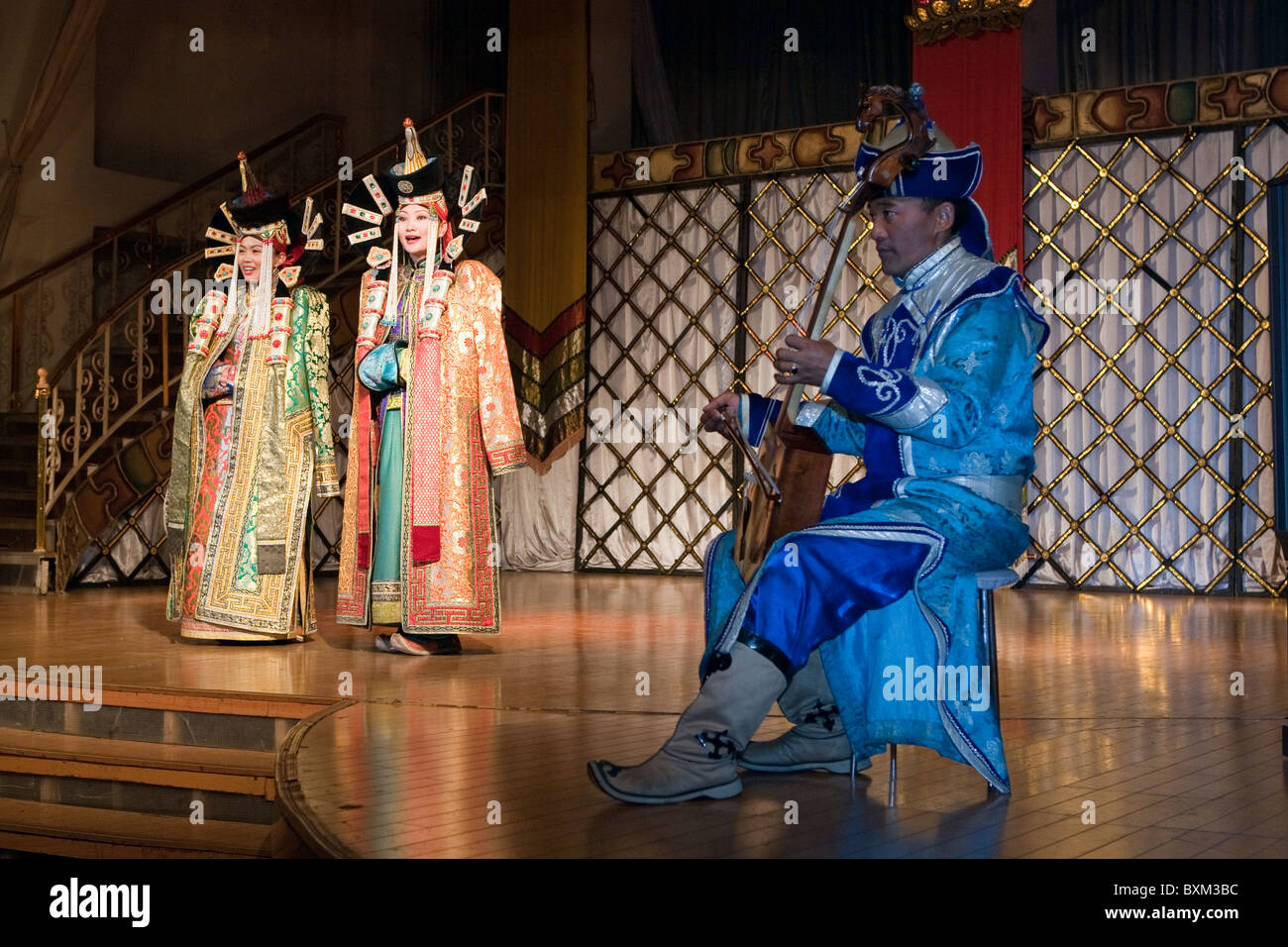 Il mongolo il canto e la danza (Pietra di luna) Ensemble Ulaanbaatar Mongolia - testa di cavallo fiddle (morin khuur) + cantanti Foto Stock