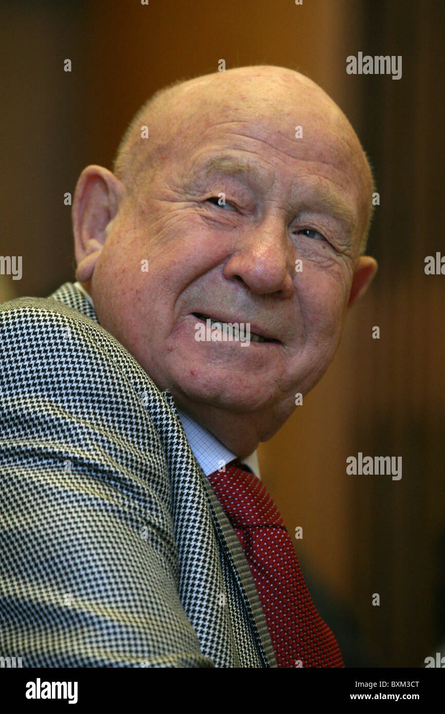 Il cosmonauta sovietico Alexei Leonov partecipa al congresso annuale dell'Associazione degli esploratori spaziali a Praga, Repubblica Ceca, il 5 ottobre 2009. Foto Stock