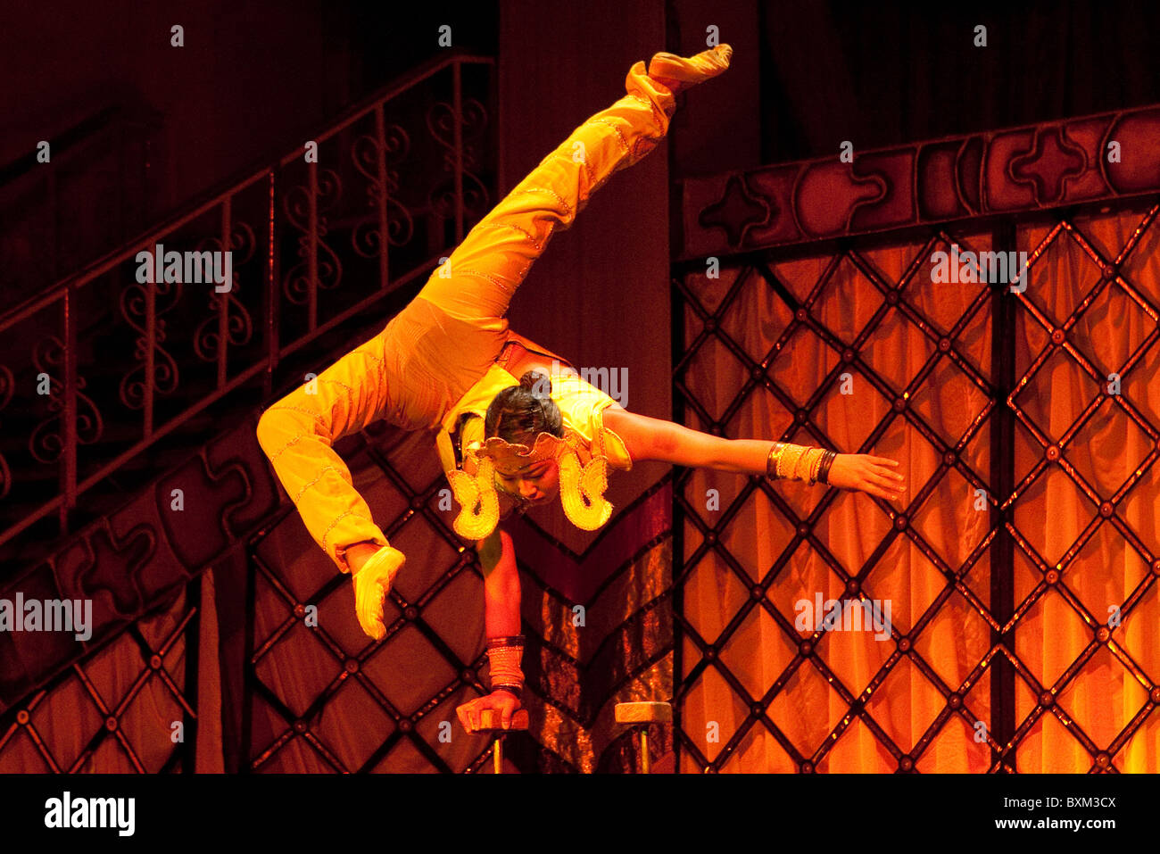 Il mongolo il canto e la danza (Pietra di luna) Ensemble Ulaanbaatar Mongolia - contortionist Foto Stock