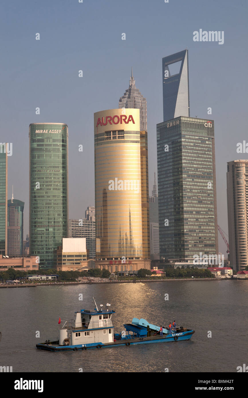 Barca nel fiume con il paesaggio sullo sfondo, Pudong, Shanghai, Cina Foto Stock