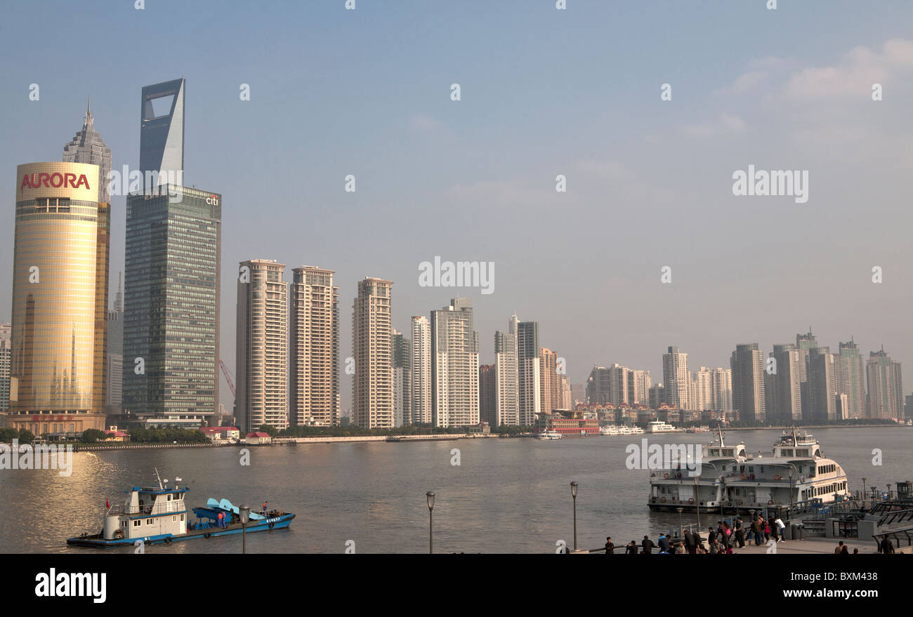 Barche nel fiume con il paesaggio sullo sfondo, Pudong, Shanghai, Cina Foto Stock