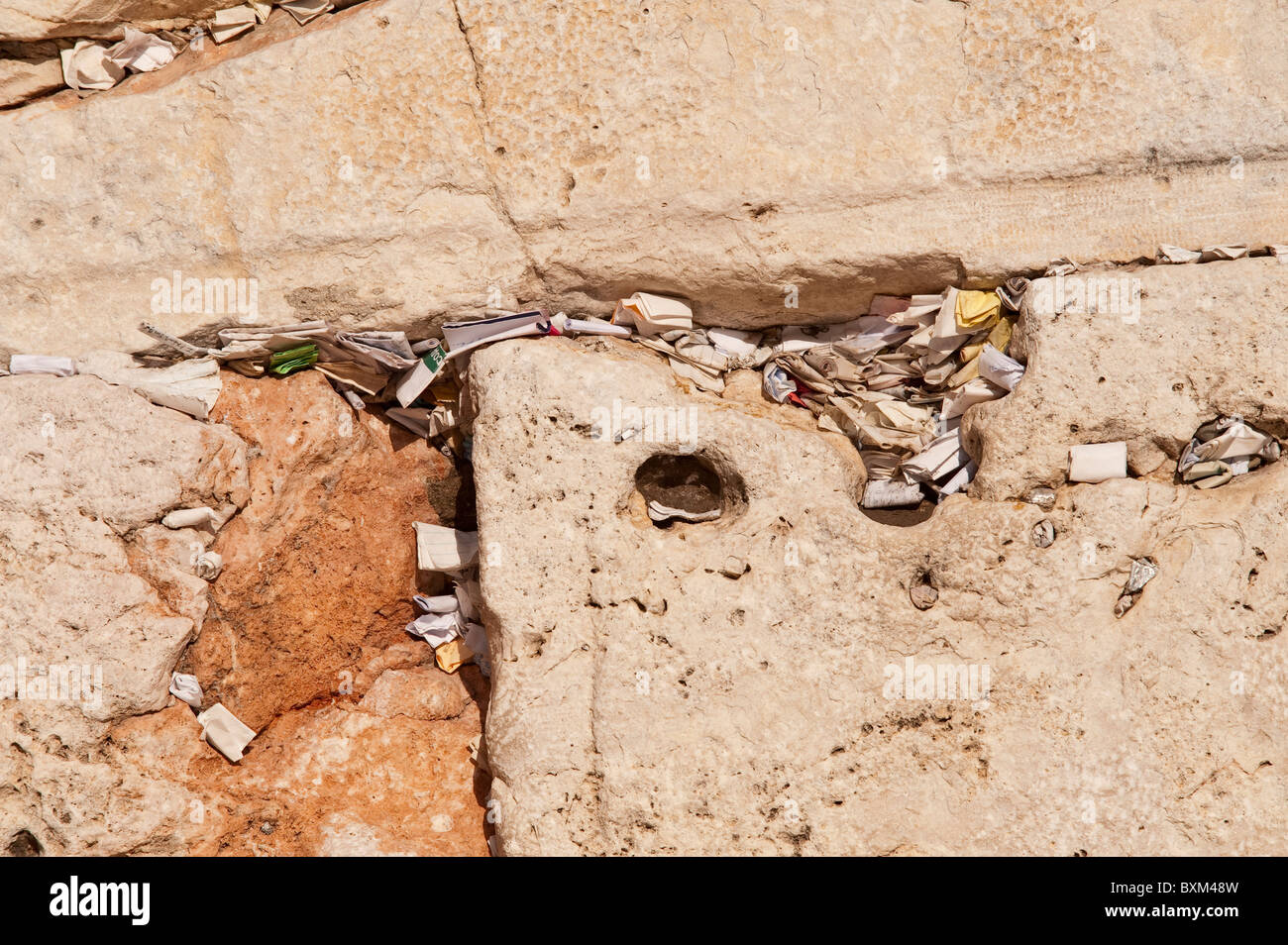 Israele, Gerusalemme. Stracci di preghiera nelle crepe del Muro Occidentale. Foto Stock