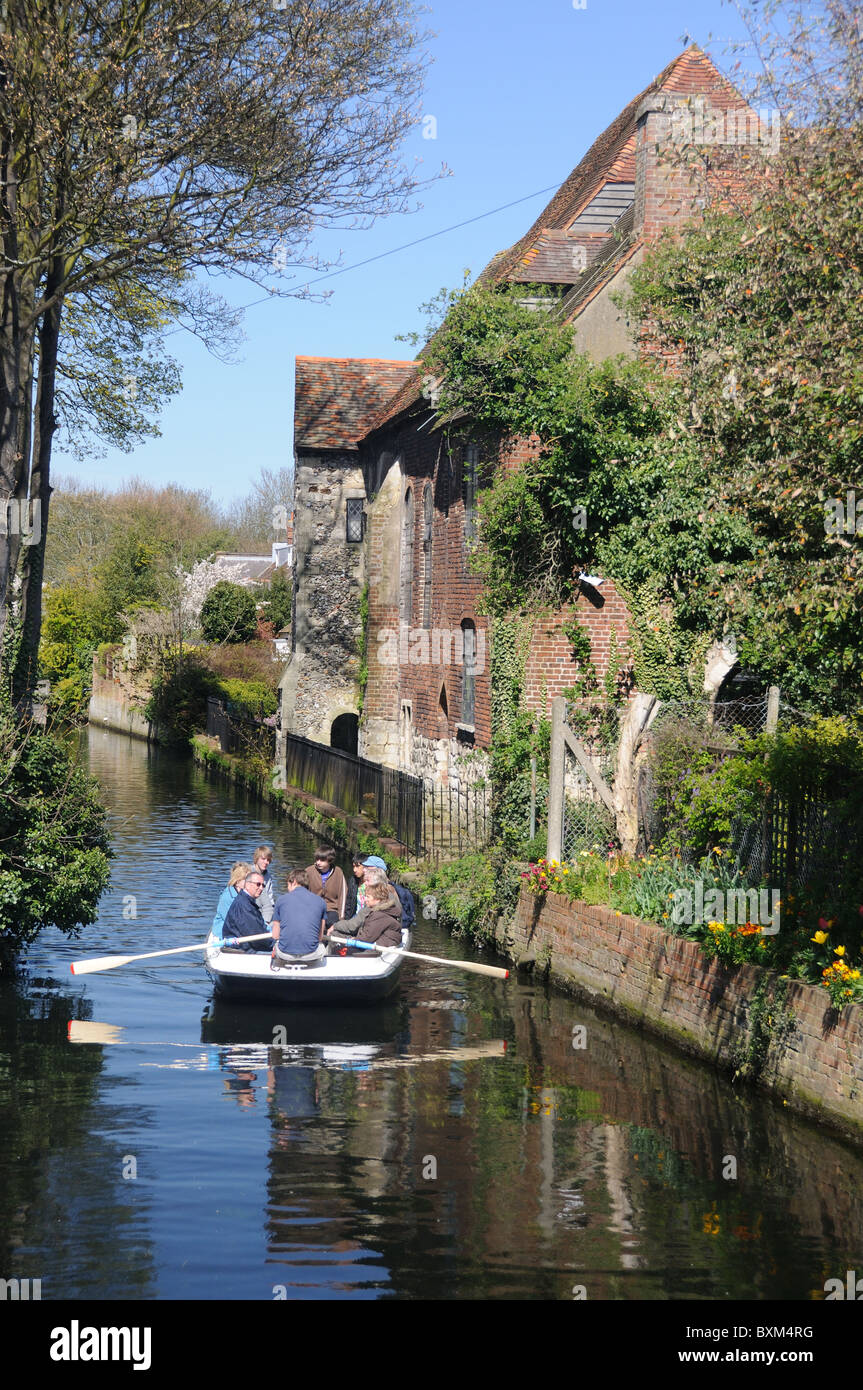 I resti del blackfriars, da un ramo della grande Stour, in Canterbury Kent England Foto Stock