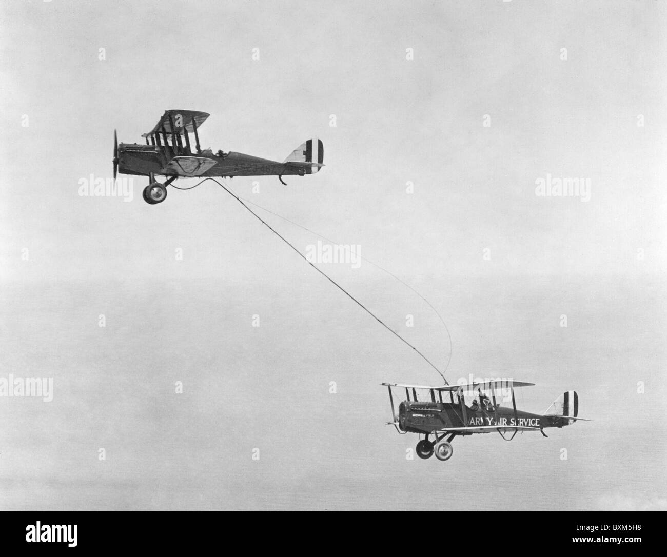 Prima metà di rifornimento di aria tra due Airco DH-4B biplani della United States Army Air Service su Giugno 27, 1923 Foto Stock