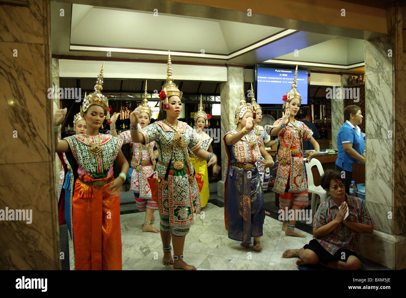 Tailandese tradizionale ballerino , Santuario di Erawan , Bangkok , Thailandia Foto Stock