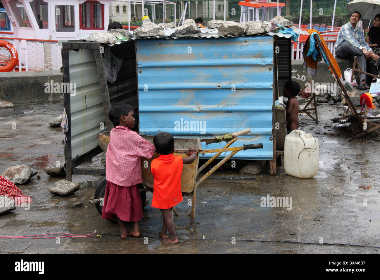 Artisti di strada india,bambini di strada in india,mendicante india,indian street,street scene india,indian street,poveri,la povertà in India,povertà,unhygene Foto Stock