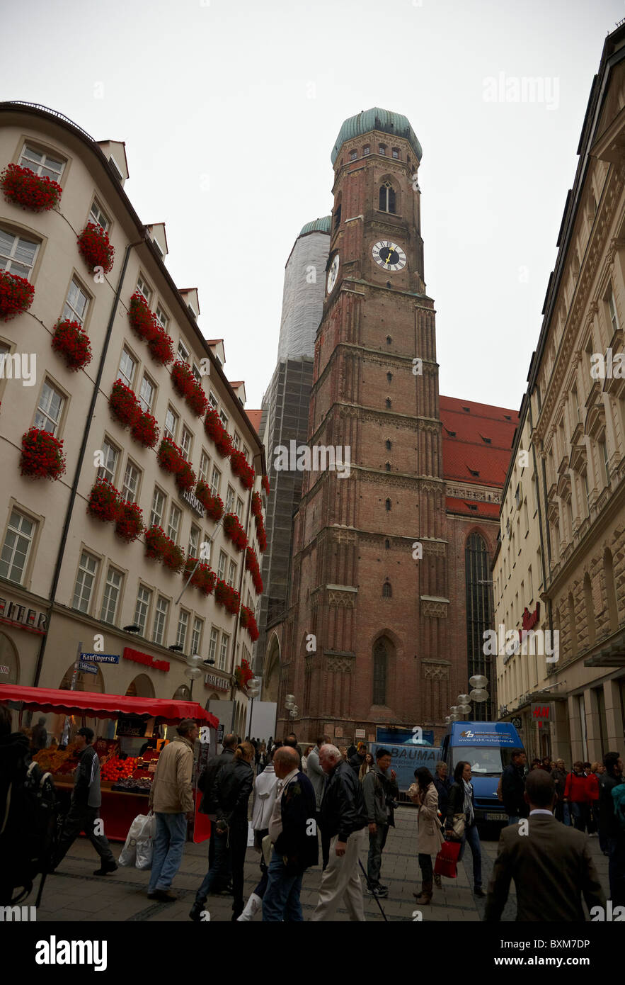 Dom/Cattedrale durante autmn visto dalla strada dello shopping di Monaco di Baviera, Germania. Foto Stock