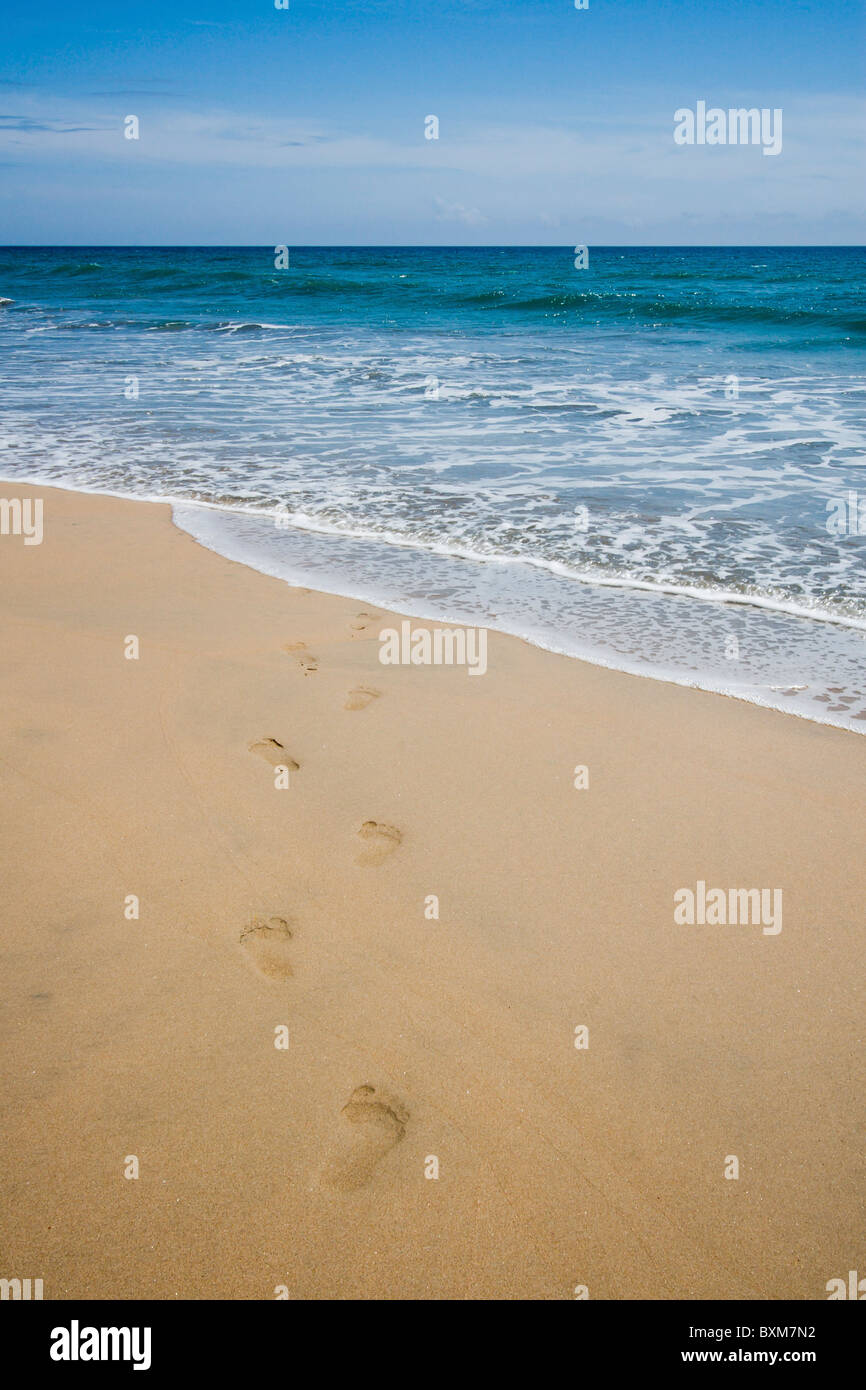 Orme nella sabbia - Nilaveli Beach, Trincomalee, Sri Lanka East Coast. Foto Stock