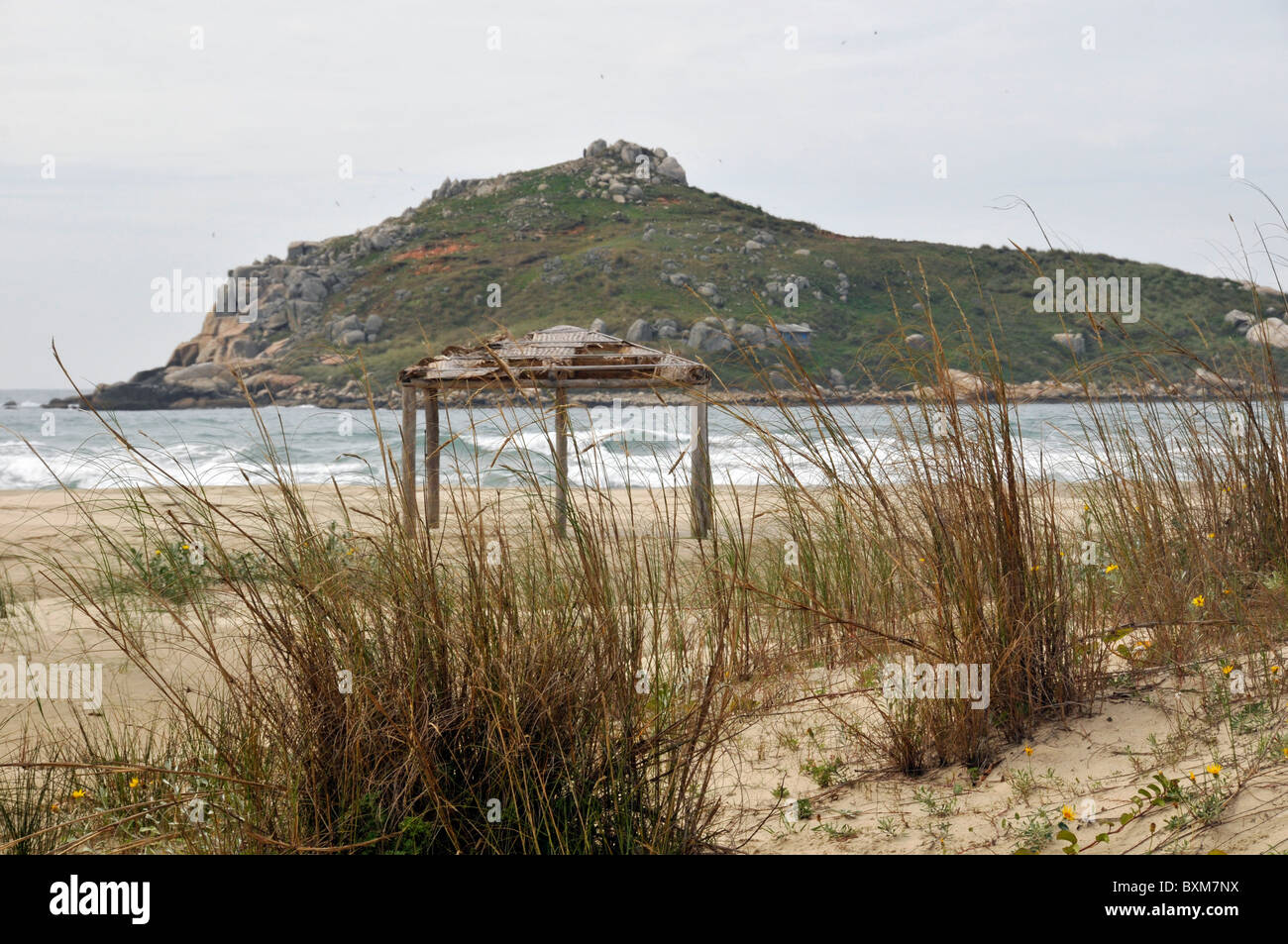 Hill e la spiaggia - 'Praia de Vila Nova -, Imbituba, Santa Catarina, Brasile Foto Stock