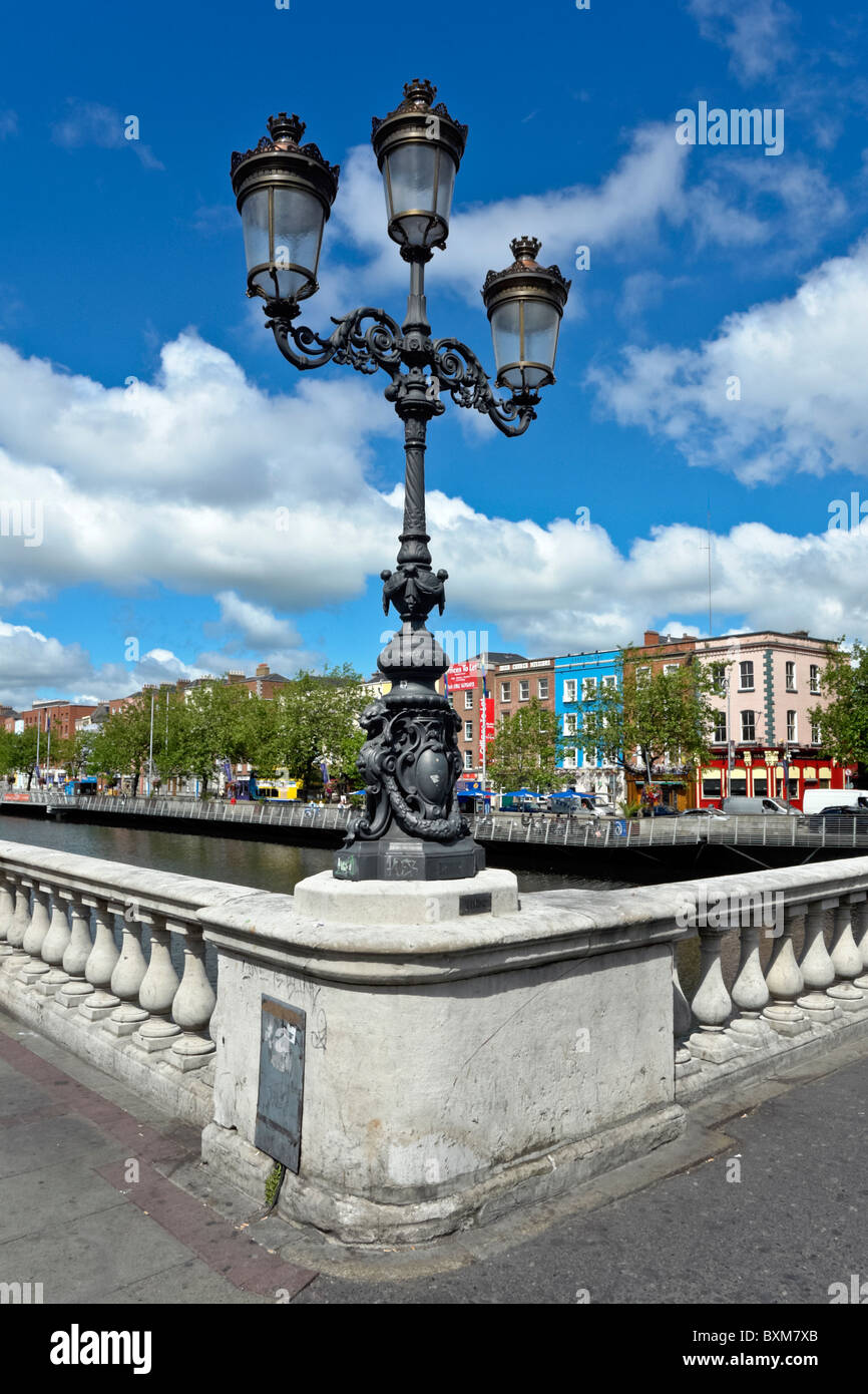 Ghisa lampada stand su O'Connell Bridge spanning fiume Liffey a Dublino Irlanda Foto Stock