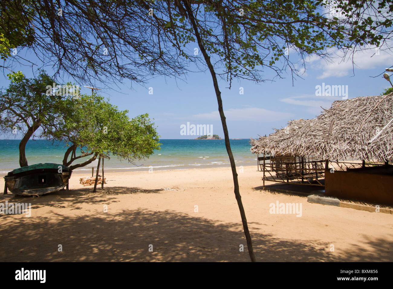 Tropical Beach Shack a Spiaggia di marmo, Trincomalee, Sri Lanka East Coast Foto Stock