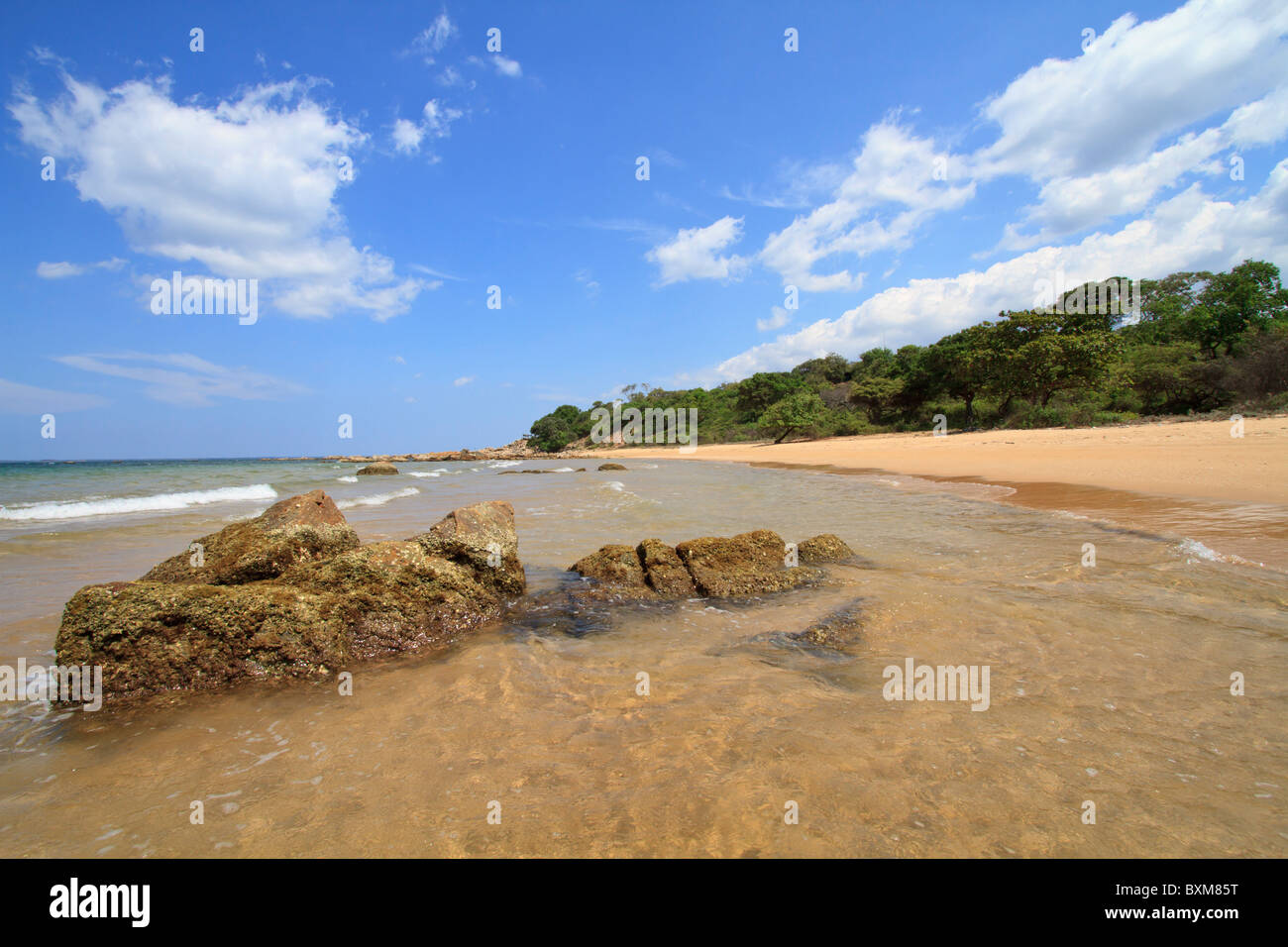 Spiaggia di marmo vicino a Trincomalee, Sri Lanka East Coast. Foto Stock