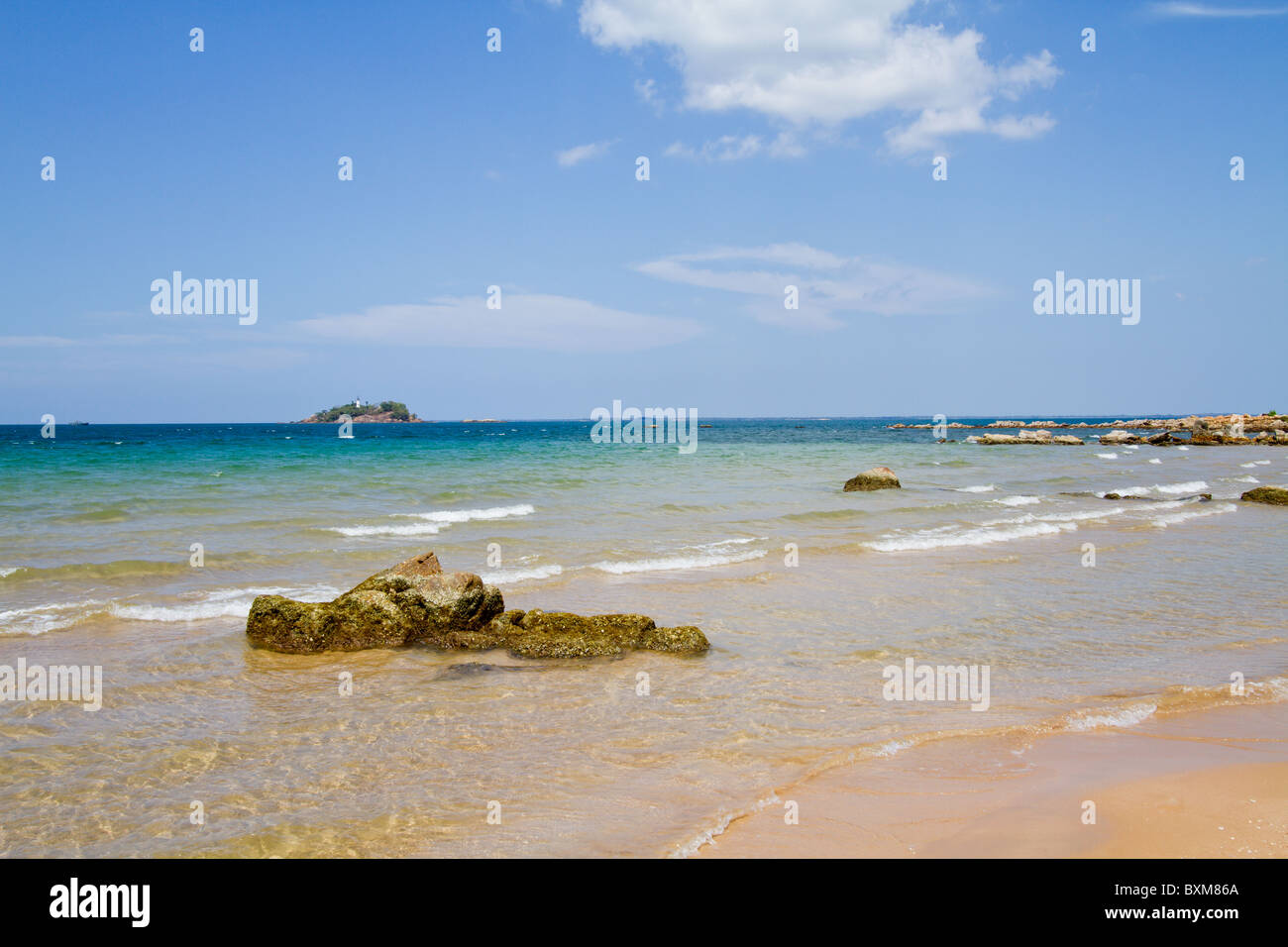 Spiaggia di marmo vicino a Trincomalee, Sri Lanka East Coast. Foto Stock