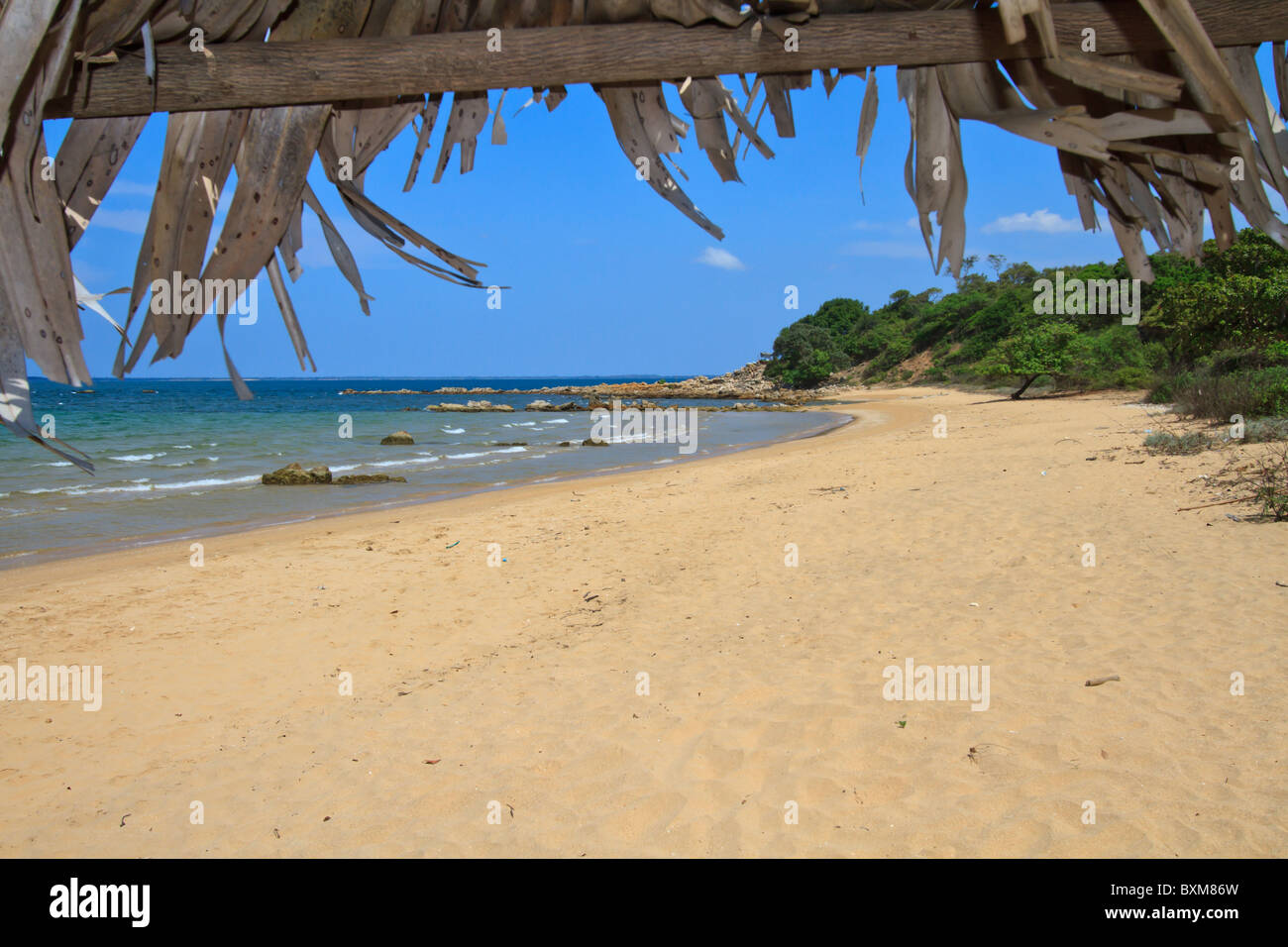 Tropical Beach Shack a Spiaggia di marmo, Trincomalee, Sri Lanka East Coast Foto Stock