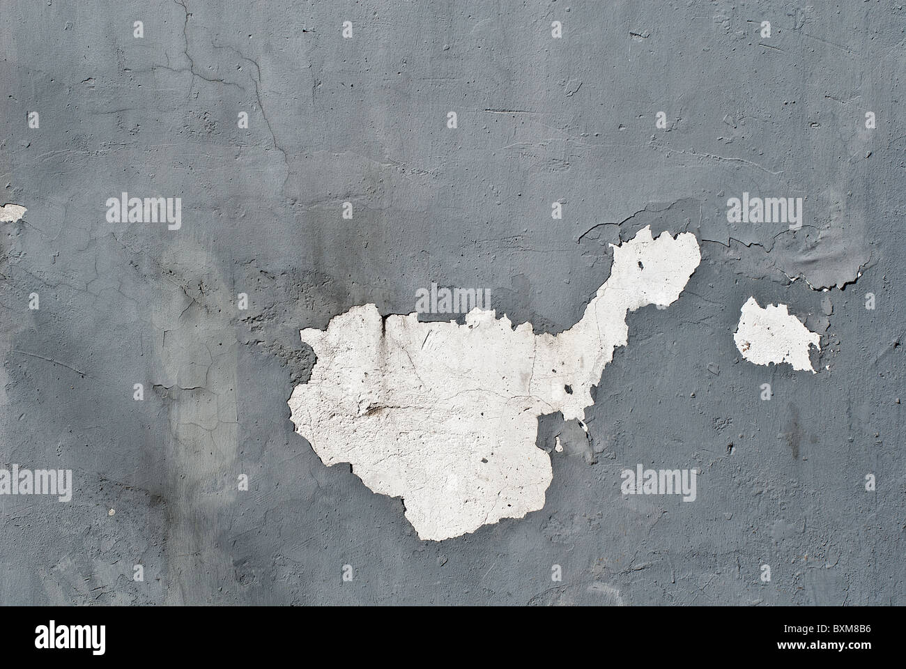 Grigio scuro vernice scrostata fuori da un muro di cemento (in forma di mappa cinese) Foto Stock