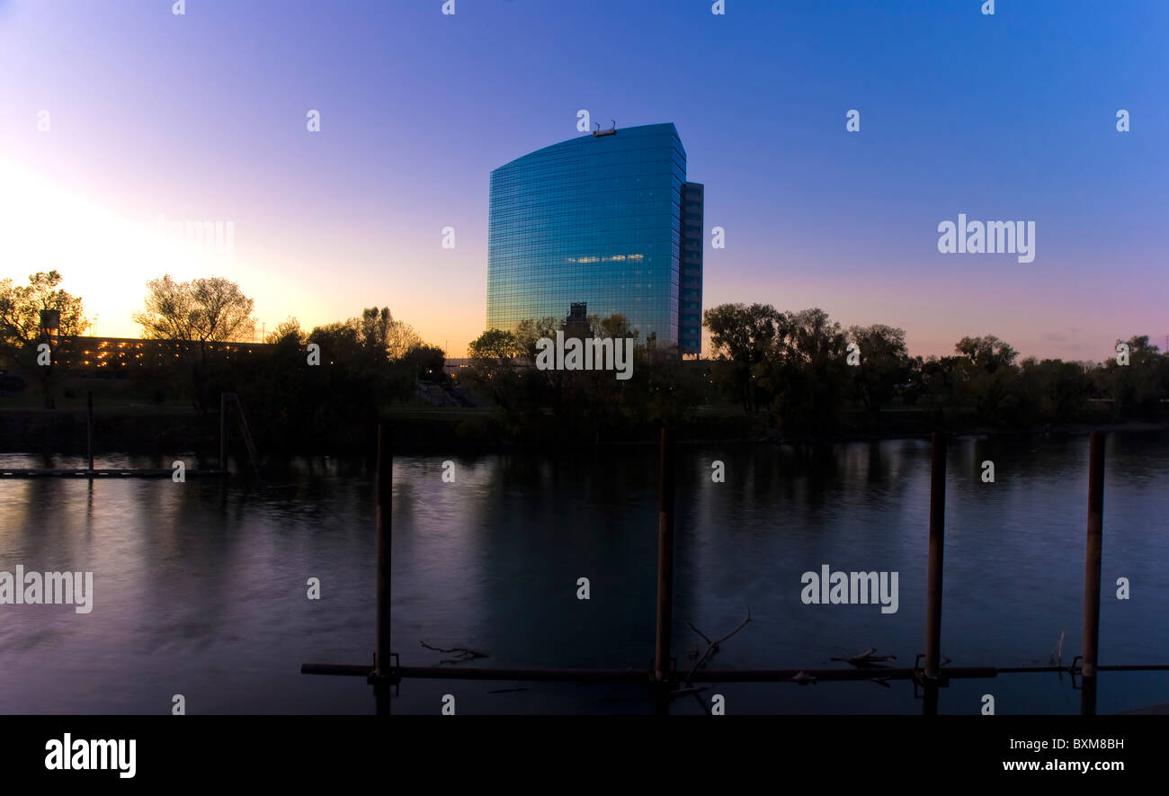 Edificio per uffici sul fiume Sacramento Foto Stock