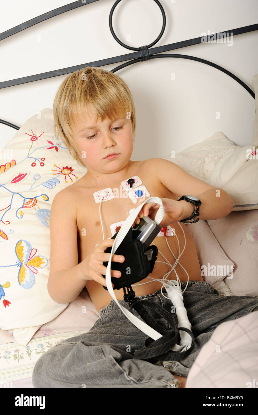 Stock Foto di un ragazzo di 11 anni che indossa un cuore Holter monitor. Foto Stock