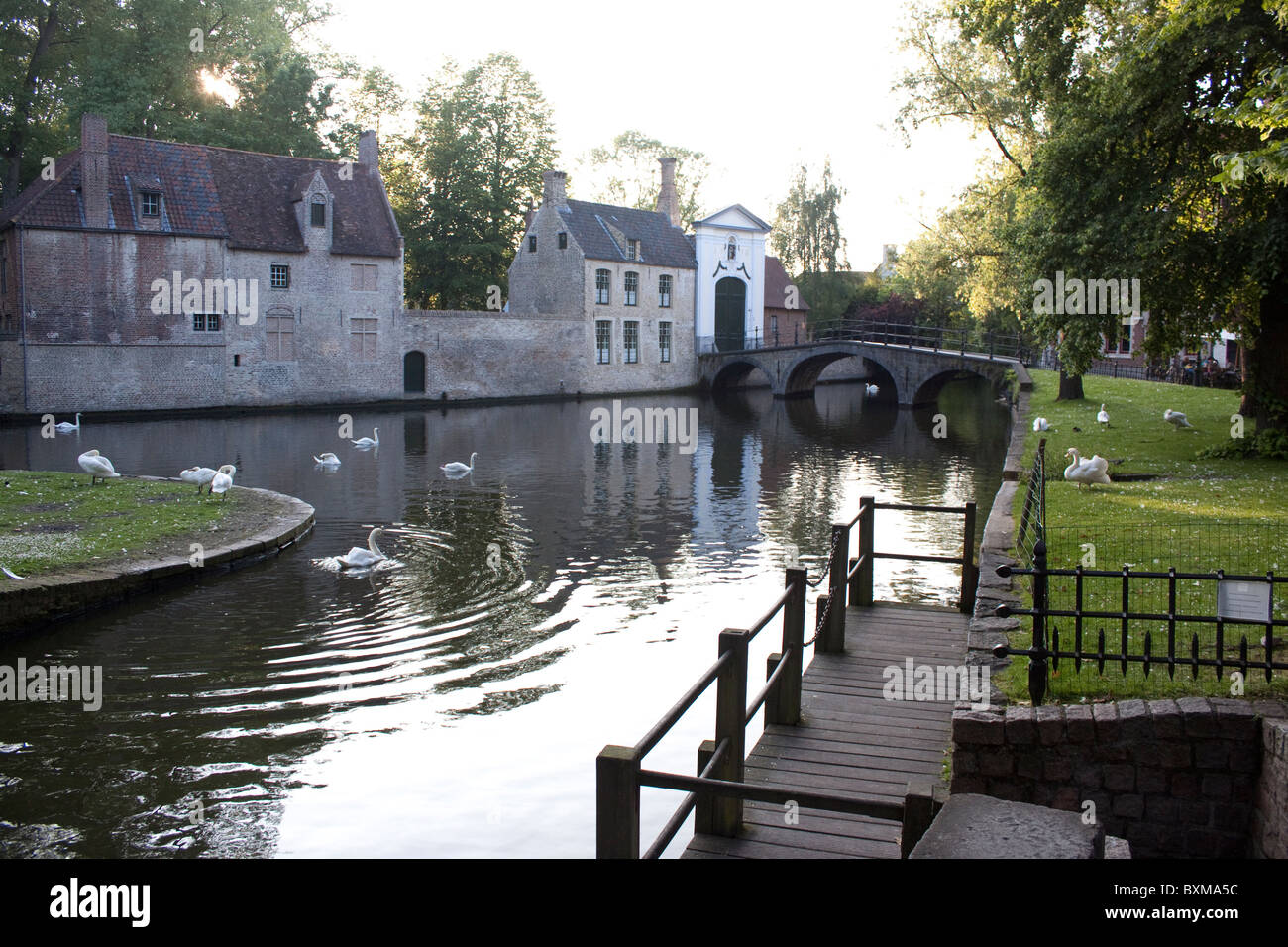 Minnewater lago dell'amore Beguinage (Begijnhof) edifici in Bruges Belgio Foto Stock