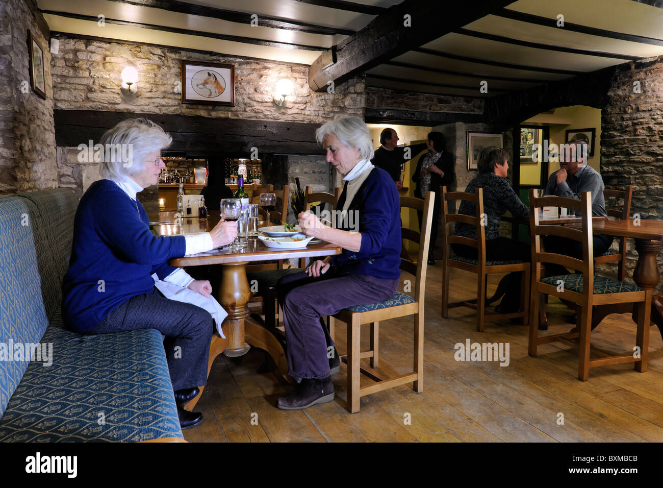 Un pasto presso il locale Foto Stock