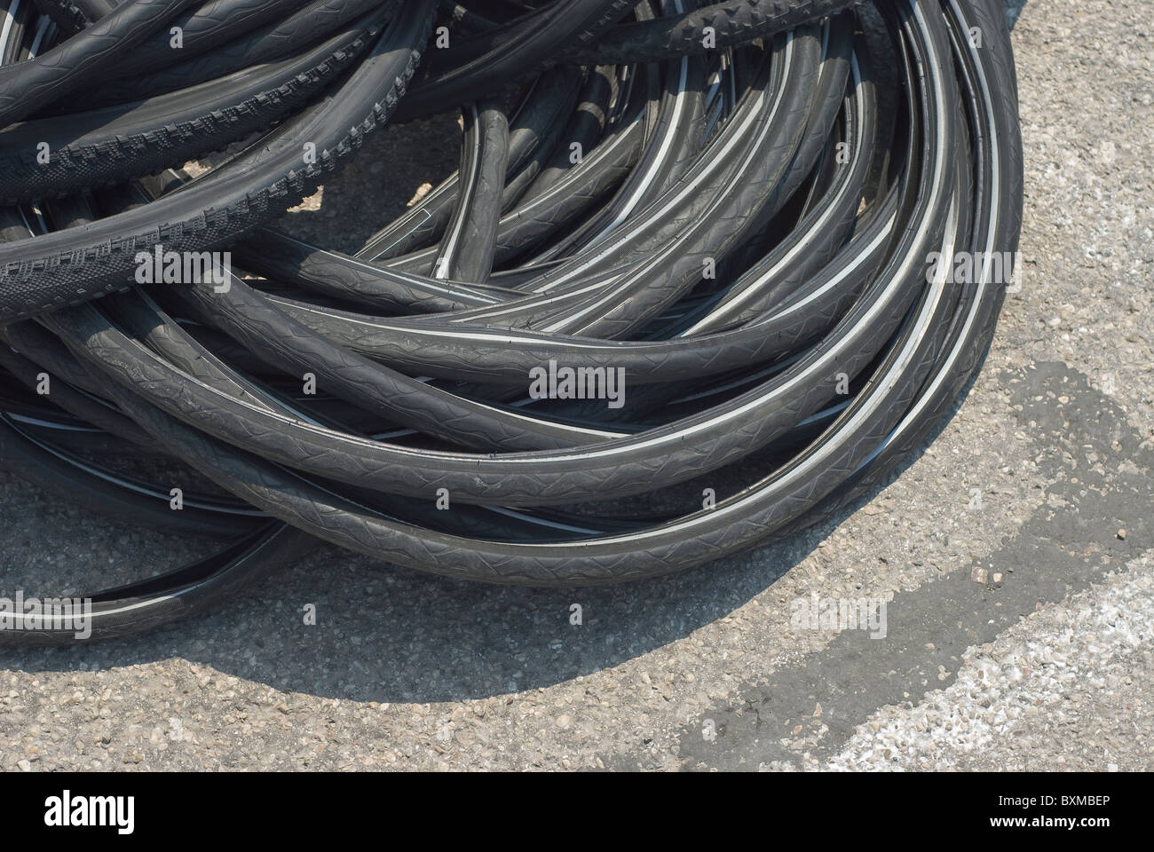 Pila di pneumatici di biciclette su strada Foto Stock