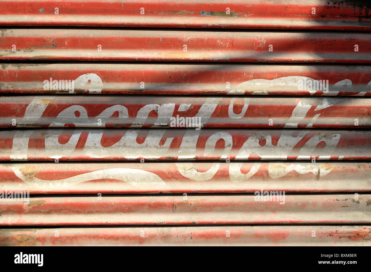 Coca-Cola dipinta su un negozio otturatore in India. Foto Stock