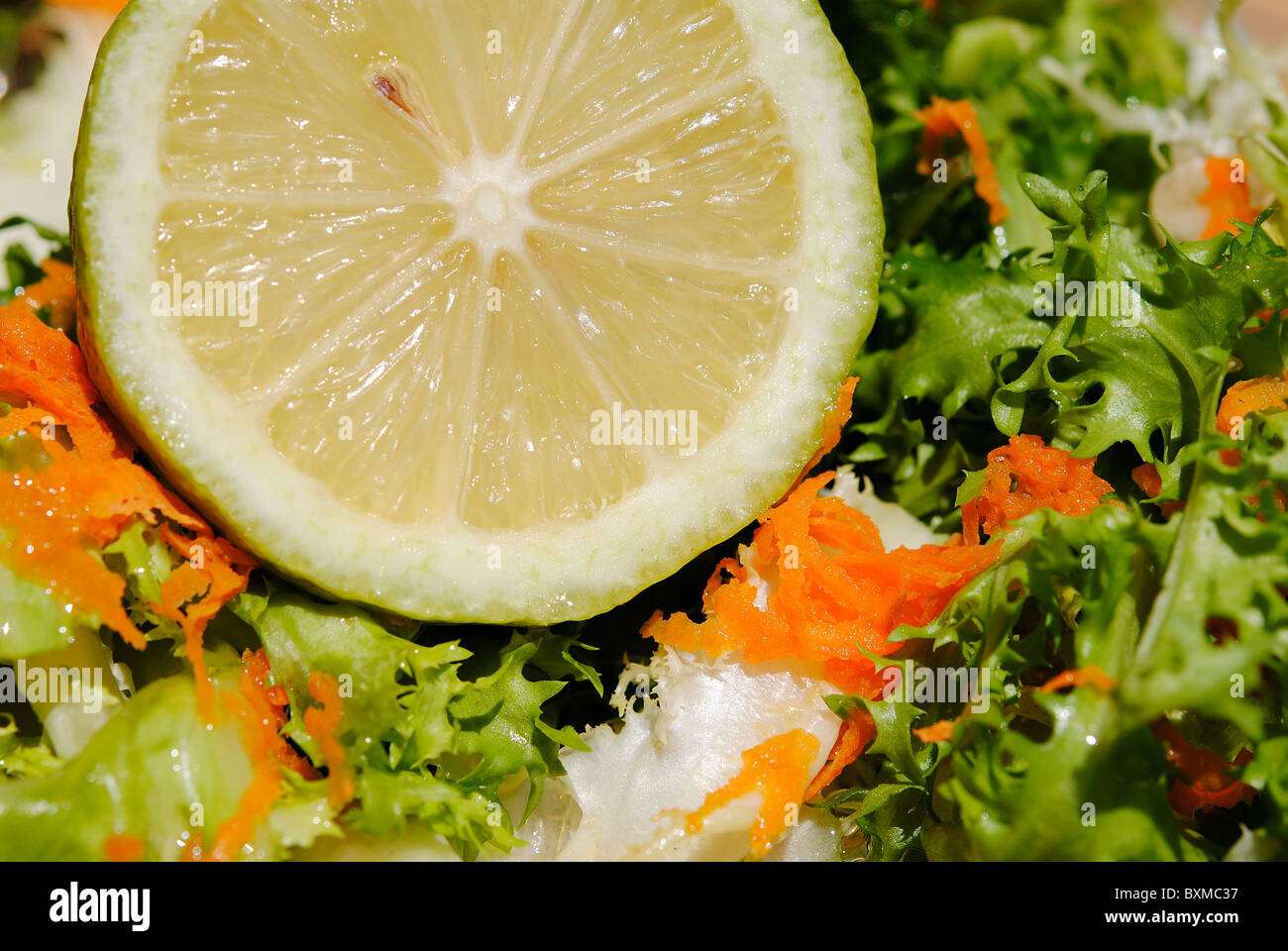 Limone in piatto di insalata di verdure, agrumi per preparare verdure mangiare. Foto Stock