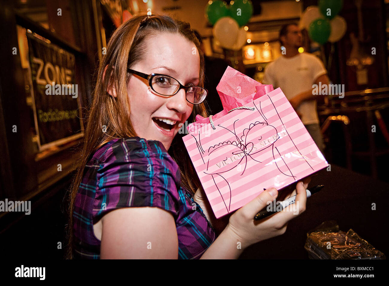 Pop Rock Star Ingrid Michaelson in posa con una Victoria's Secret bag ha attirato su. Foto Stock