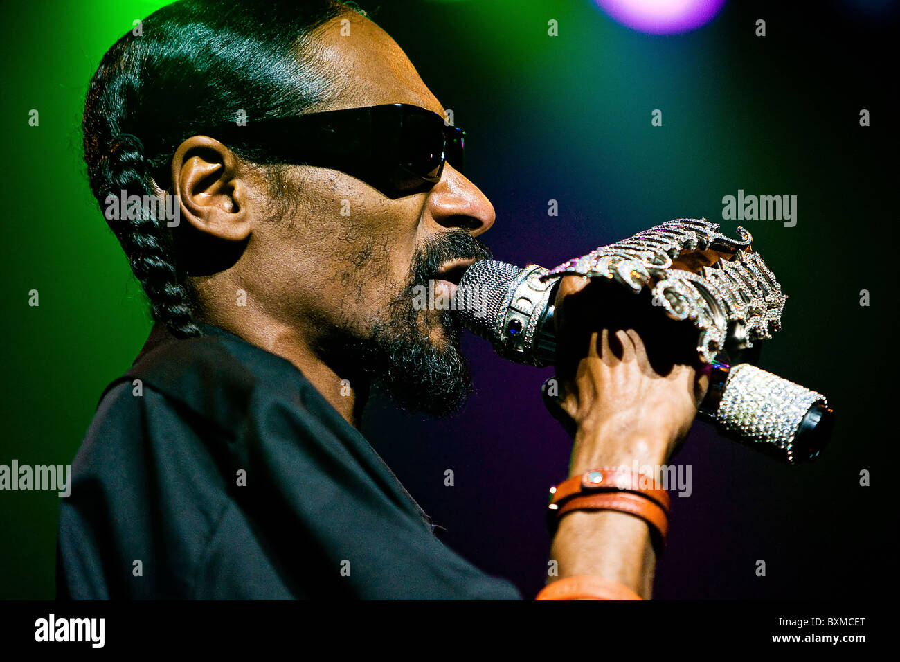 Snoop Dogg cantare una canzone durante un concerto Foto Stock