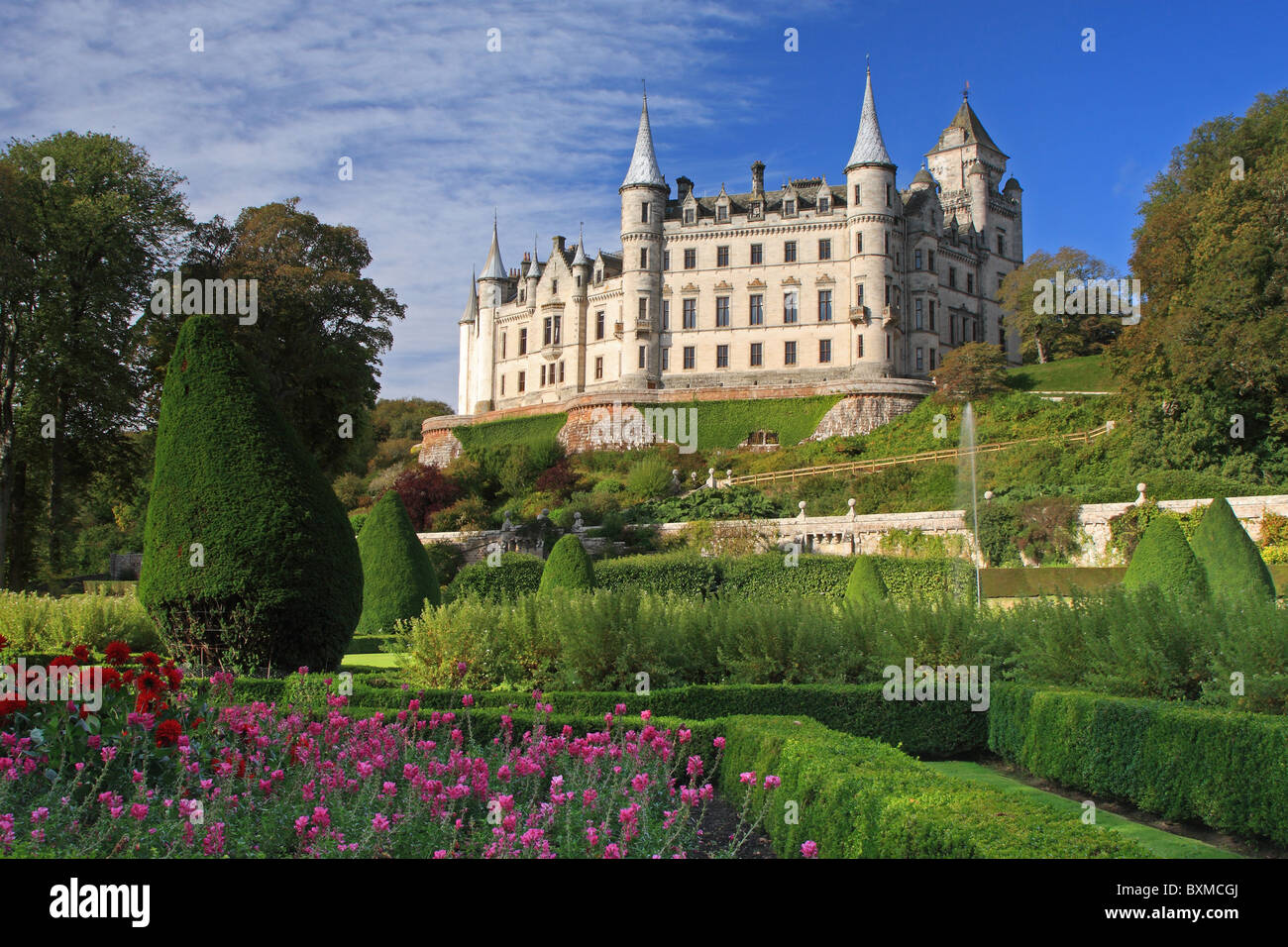 A metà mattina il sole in estate a Dunrobin Castle, Sutherland, Scozia Foto Stock