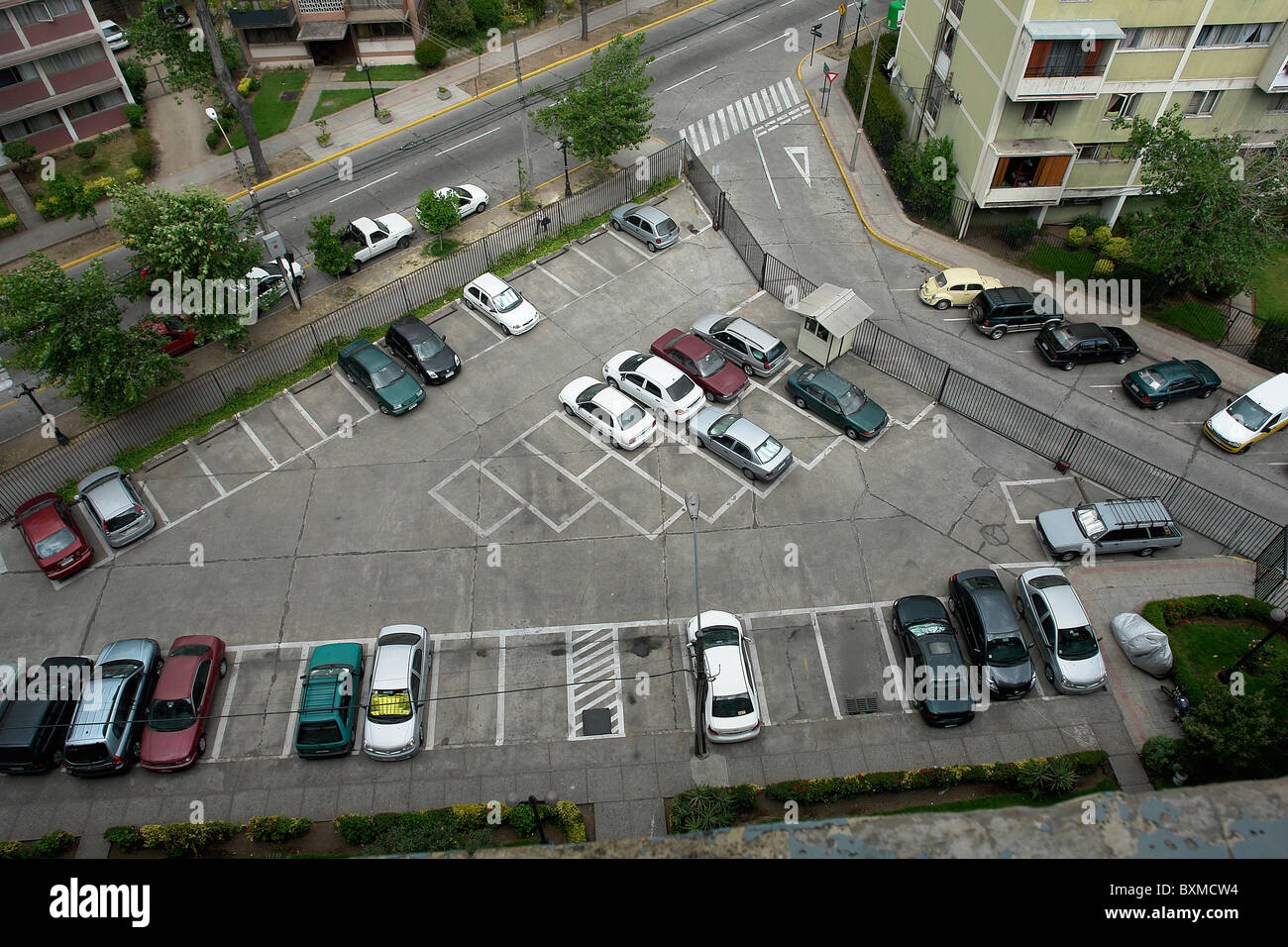 Area di parcheggio delle auto in città e la foto scattata da un altezza di 40 metri. Foto Stock
