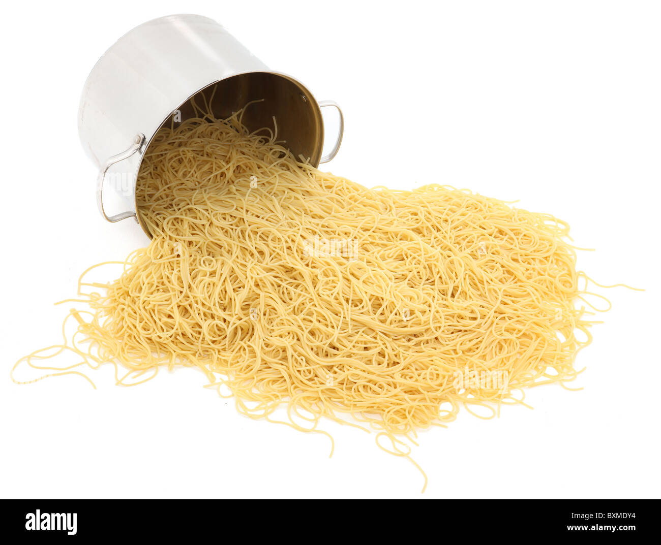 Una grande pentola di spaghetti noodles plain versato su sfondo bianco. Foto Stock