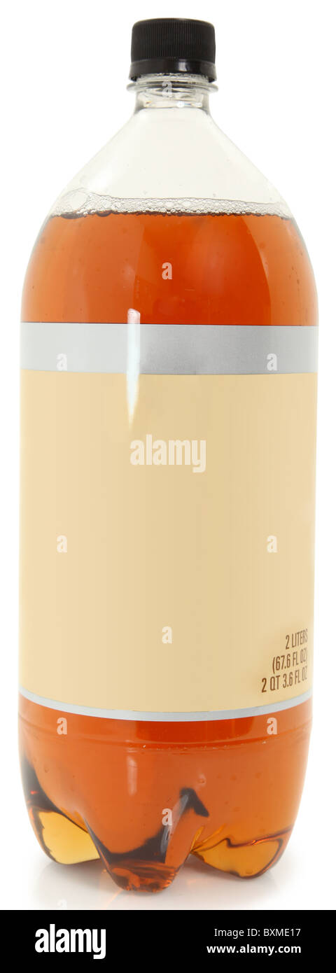 Bottiglia da 2 litri di soda su bianco con etichetta vuota per aggiungere testo. Foto Stock
