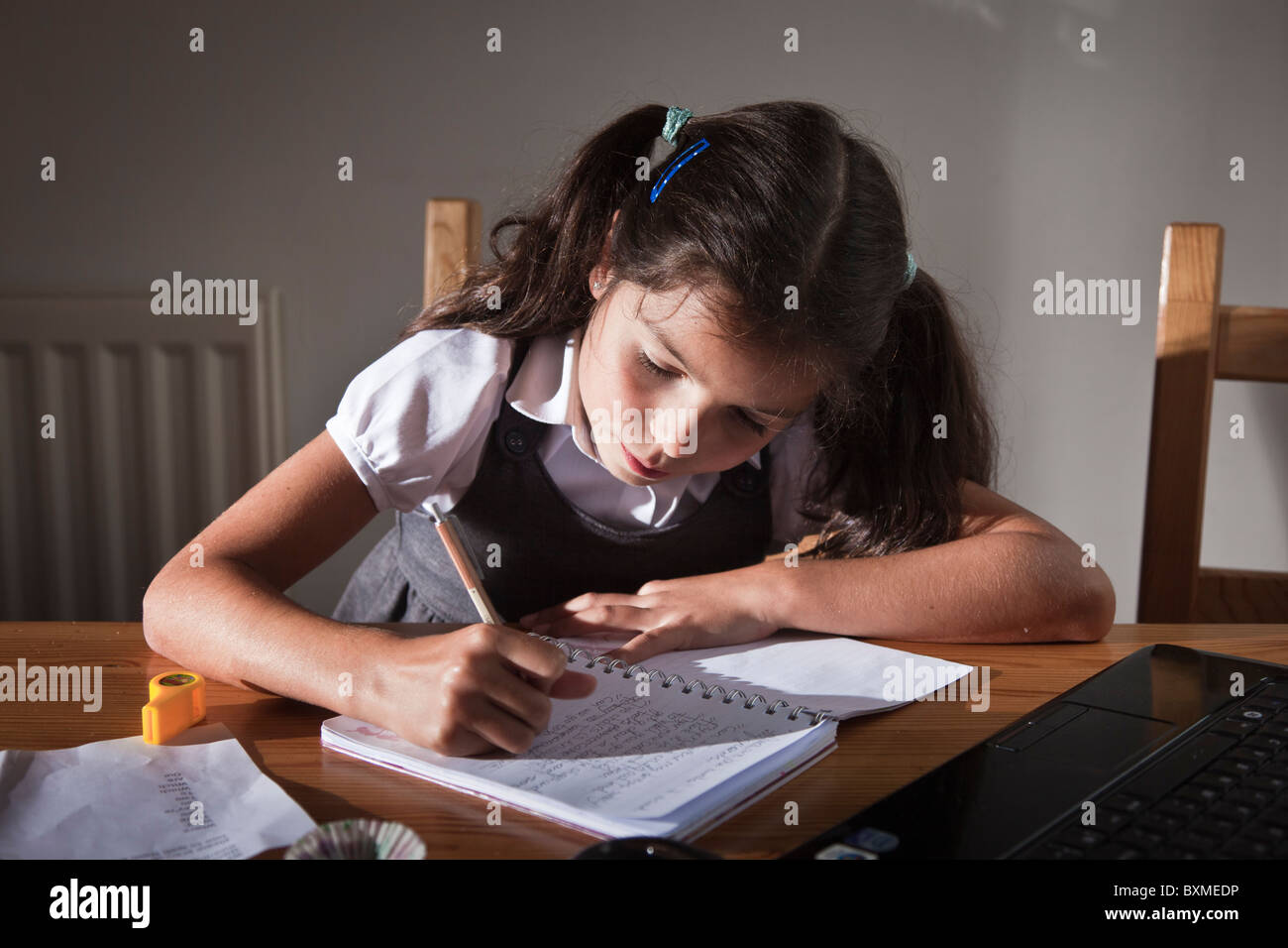 Schoolgirl duro sul lavoro,facendo i compiti di scuola Foto Stock