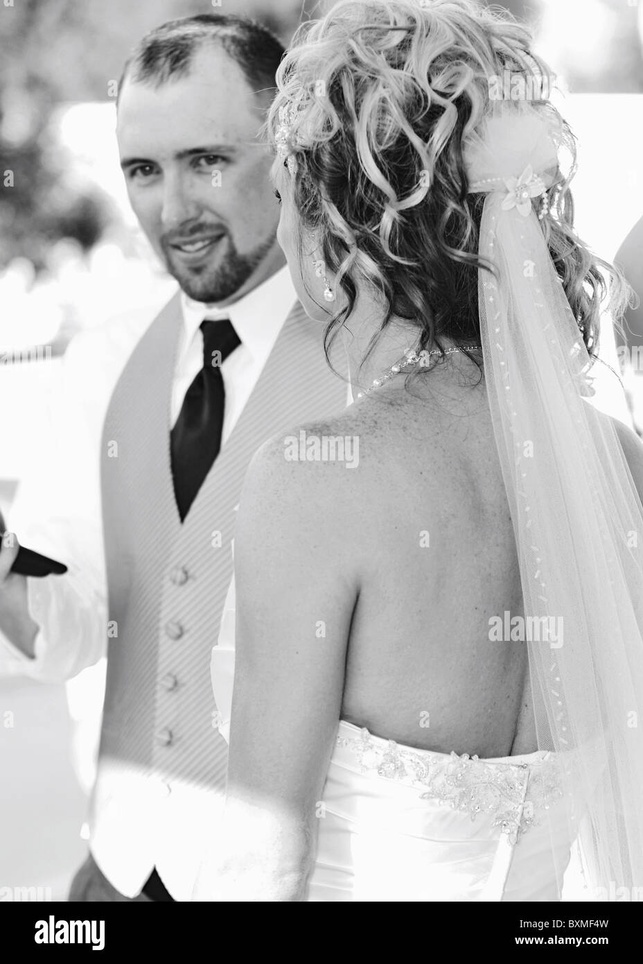 Candide foto di sposo in piedi dietro sposa durante il toast al matrimonio Foto Stock