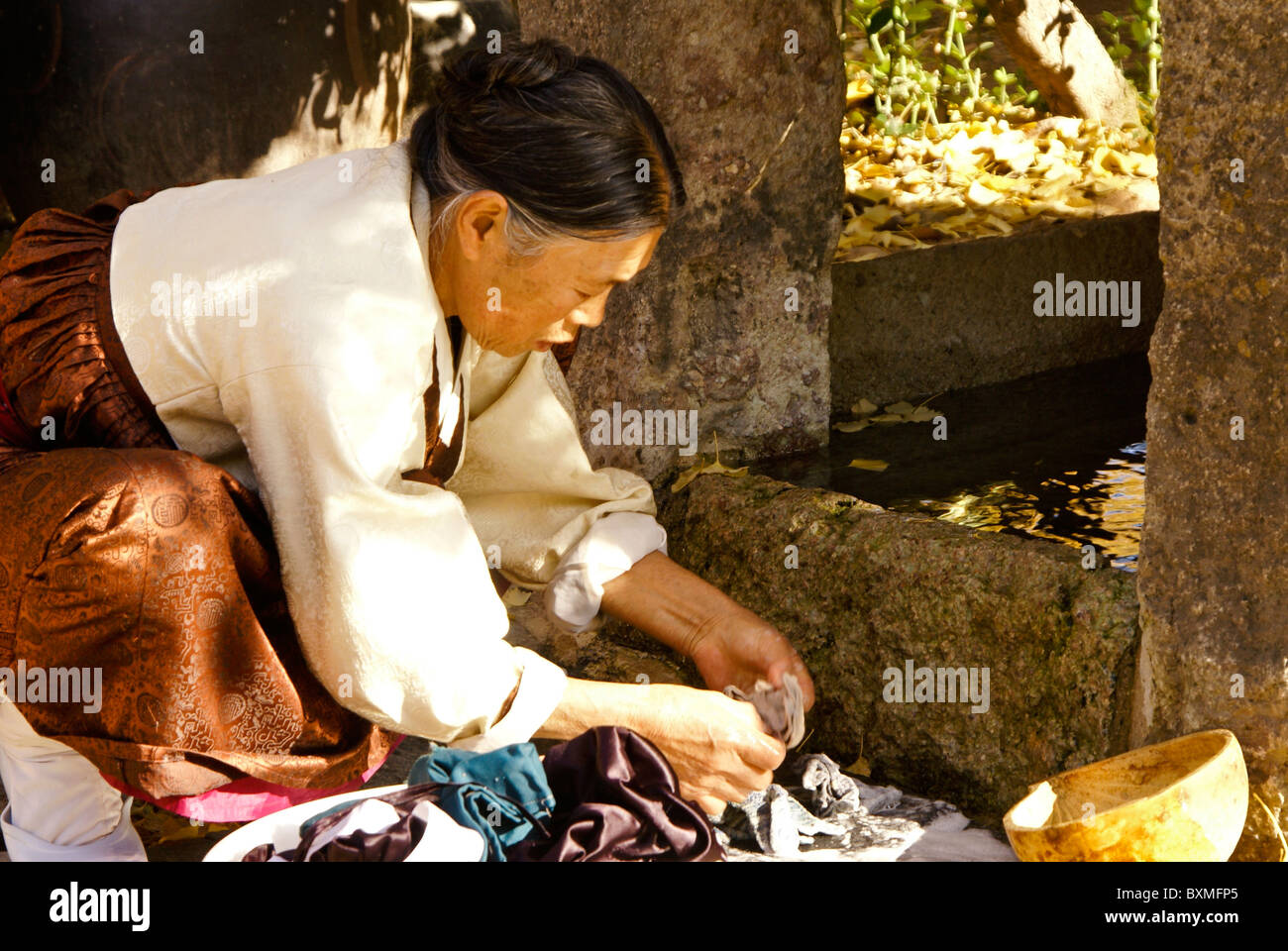 Donna abiti di lavaggio, Villaggio Folcloristico Coreano, Corea del Sud Foto Stock